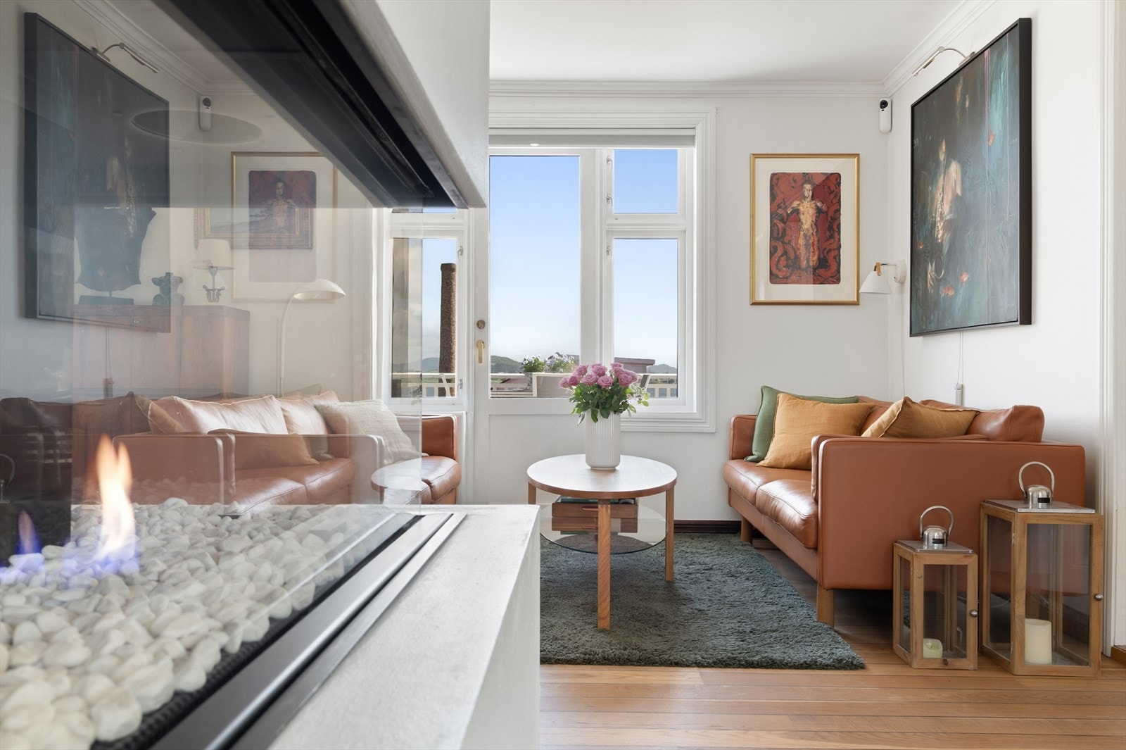 Fra stuen er det direkte utgang til en av boligens balkonger. Galleribilde
