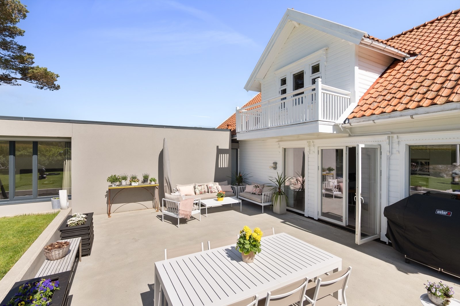 Den store plattingen i betong gir rikelig med plass for utemøbler og sosiale sammenkomster. Galleribilde