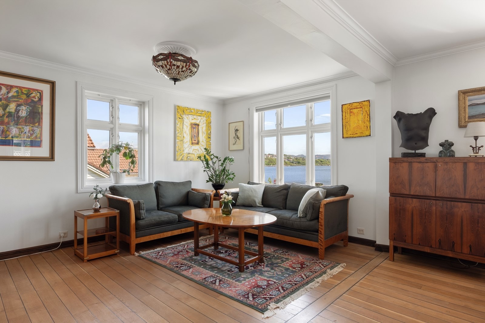 De store vindusflatene i stuen slipper inn rikelig med dagslys. Galleribilde