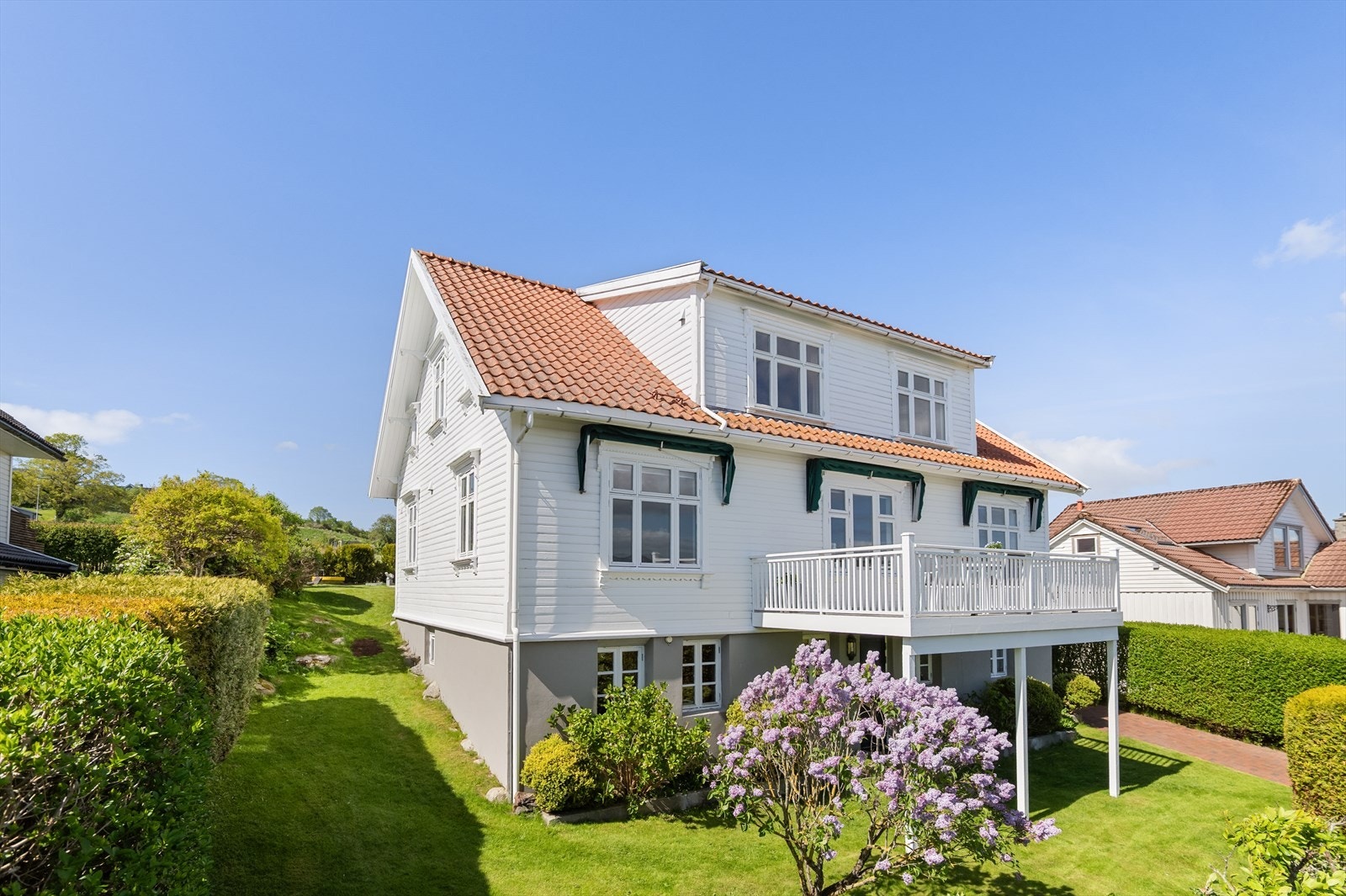 Eiendommen fra 1896 kombinerer klassisk arkitektur med et moderne tilbygg fra 2014. Her lå Malde Teglværk, bedriften som Kielland-familien drev for over 100 år siden. Galleribilde