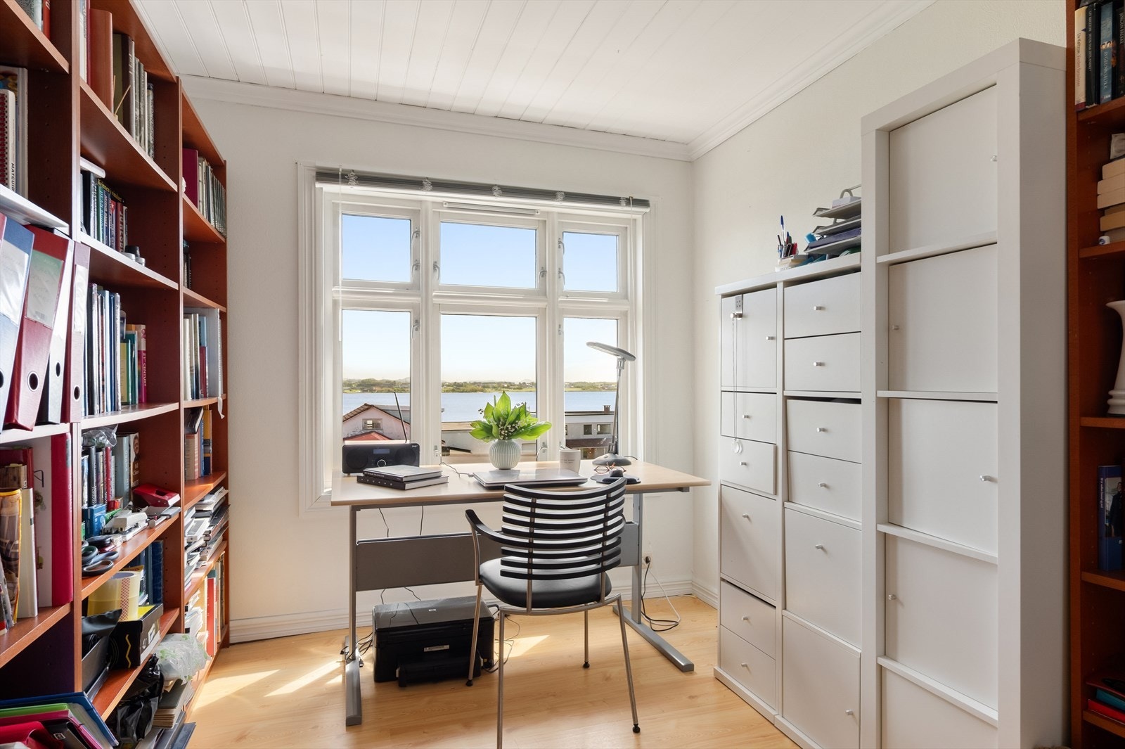 Et lyst rom med utsikt, ideelt som kontor eller soverom. Galleribilde