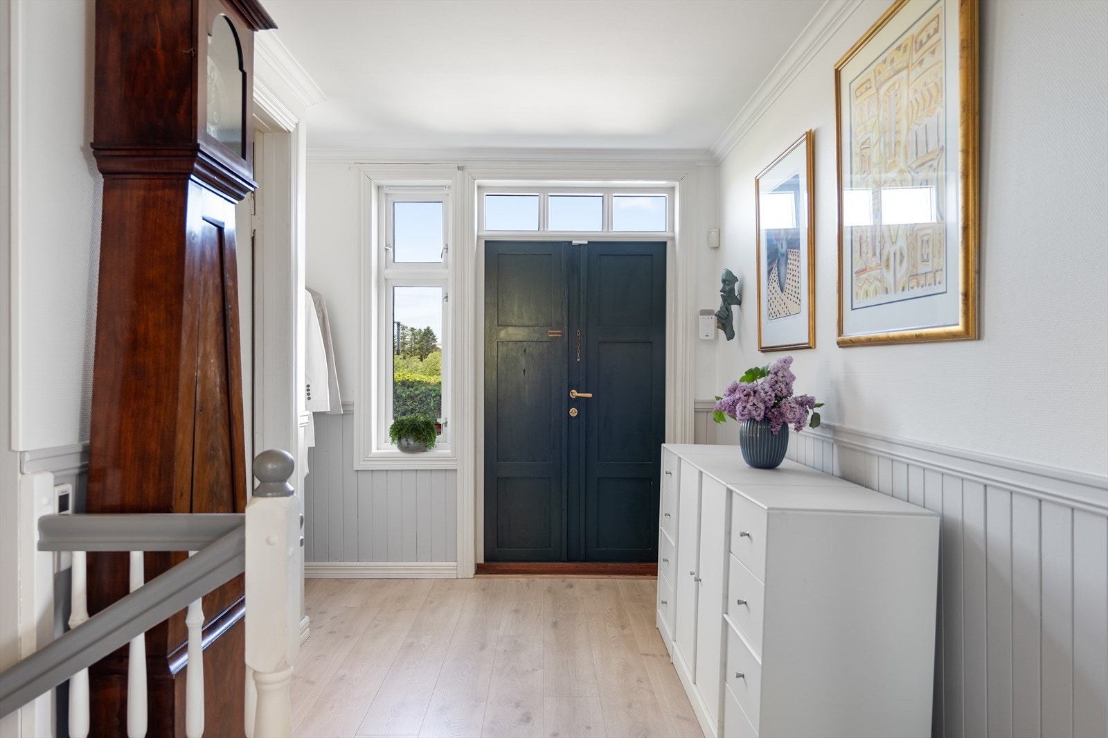 Hallen er lys og romslig, med brystningspanel på veggene. Galleribilde