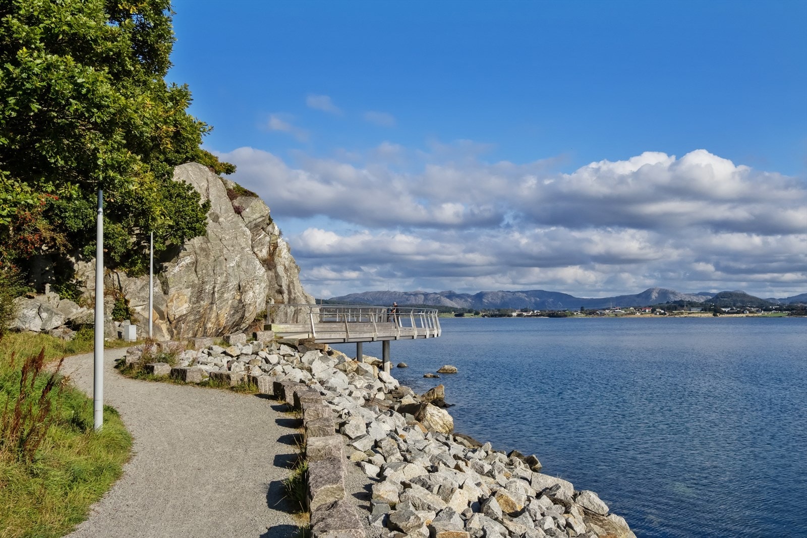 Nyt turer langs sjøen med utsikt over fjorden. Galleribilde