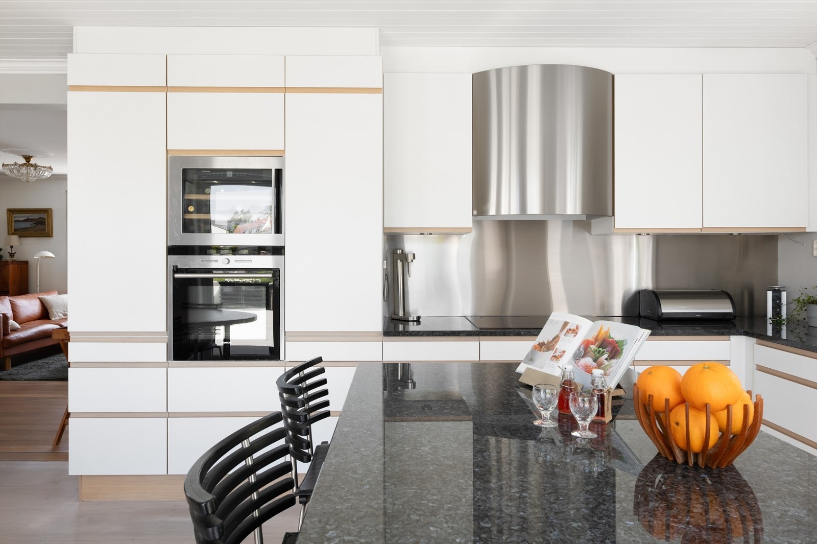 En praktisk kjøkkenøy gir ekstra arbeidsflate og en uformell spiseplass. Galleribilde