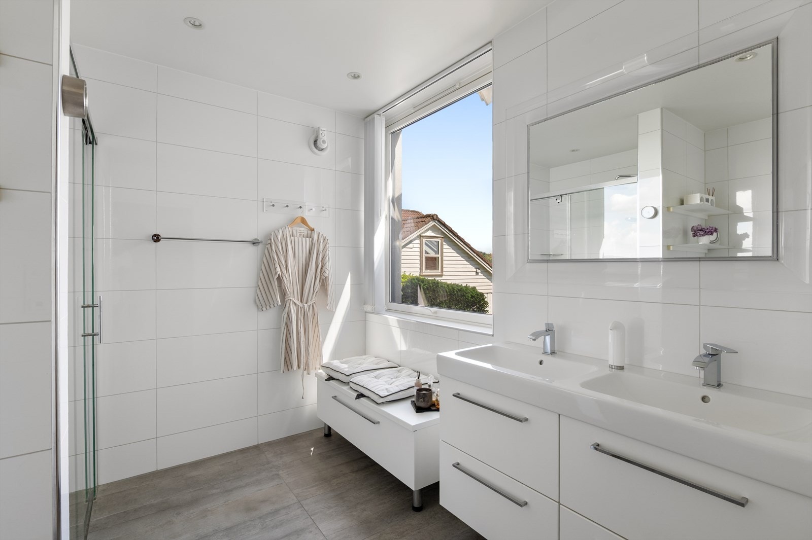 Badet fra 2014 har flislagt gulv med elektriske varmekabler og innredning med to servanter. Galleribilde