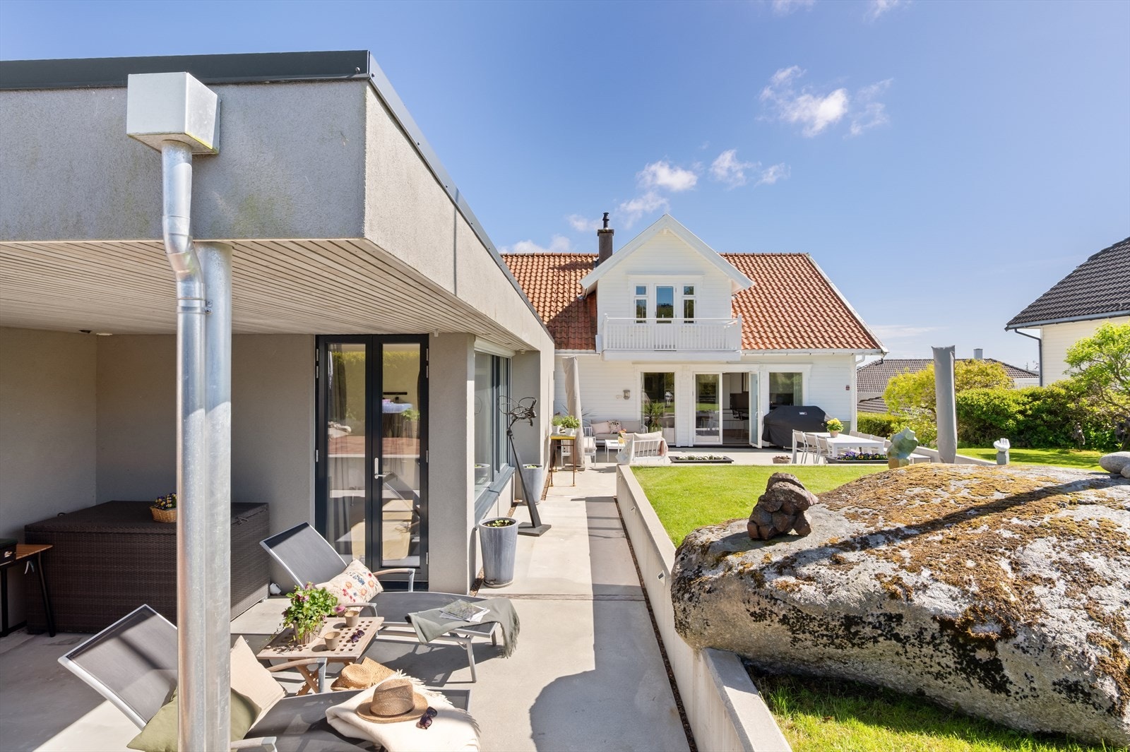 Tilbygget fra 2014 har pussede murkonstruksjoner og et tak tekket med sedum. Galleribilde