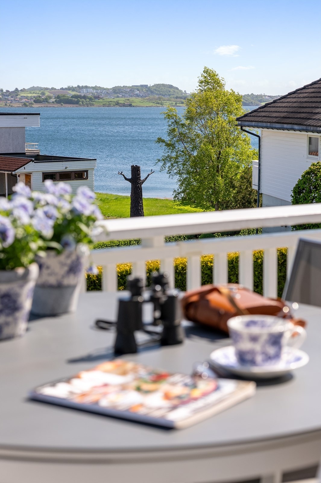Nyt utsikten over fjorden og de maritime omgivelsene. Galleribilde
