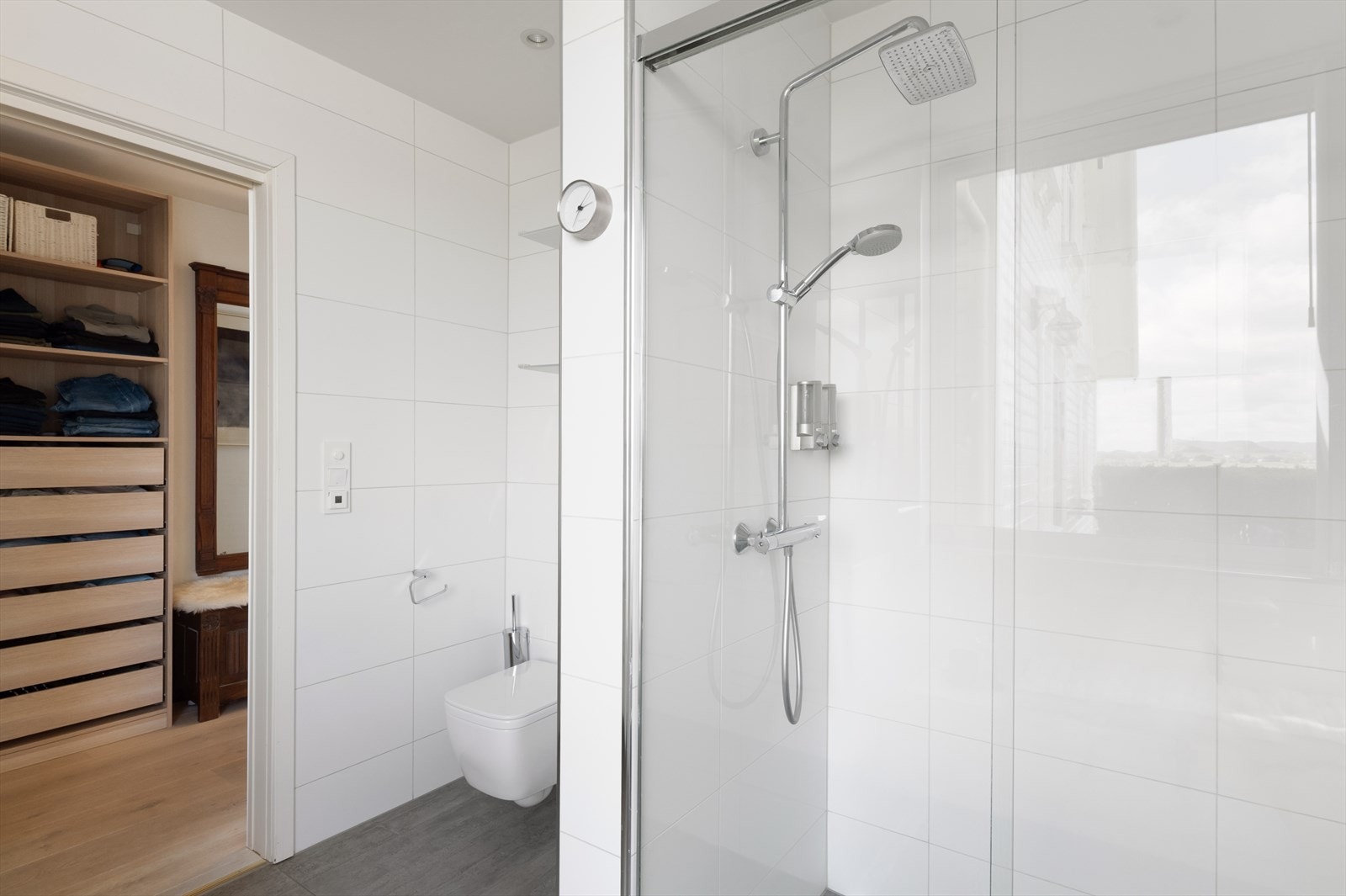Badet i tilbygget har veggmontert toalett og en romslig dusjnisje med slukrenne. Galleribilde