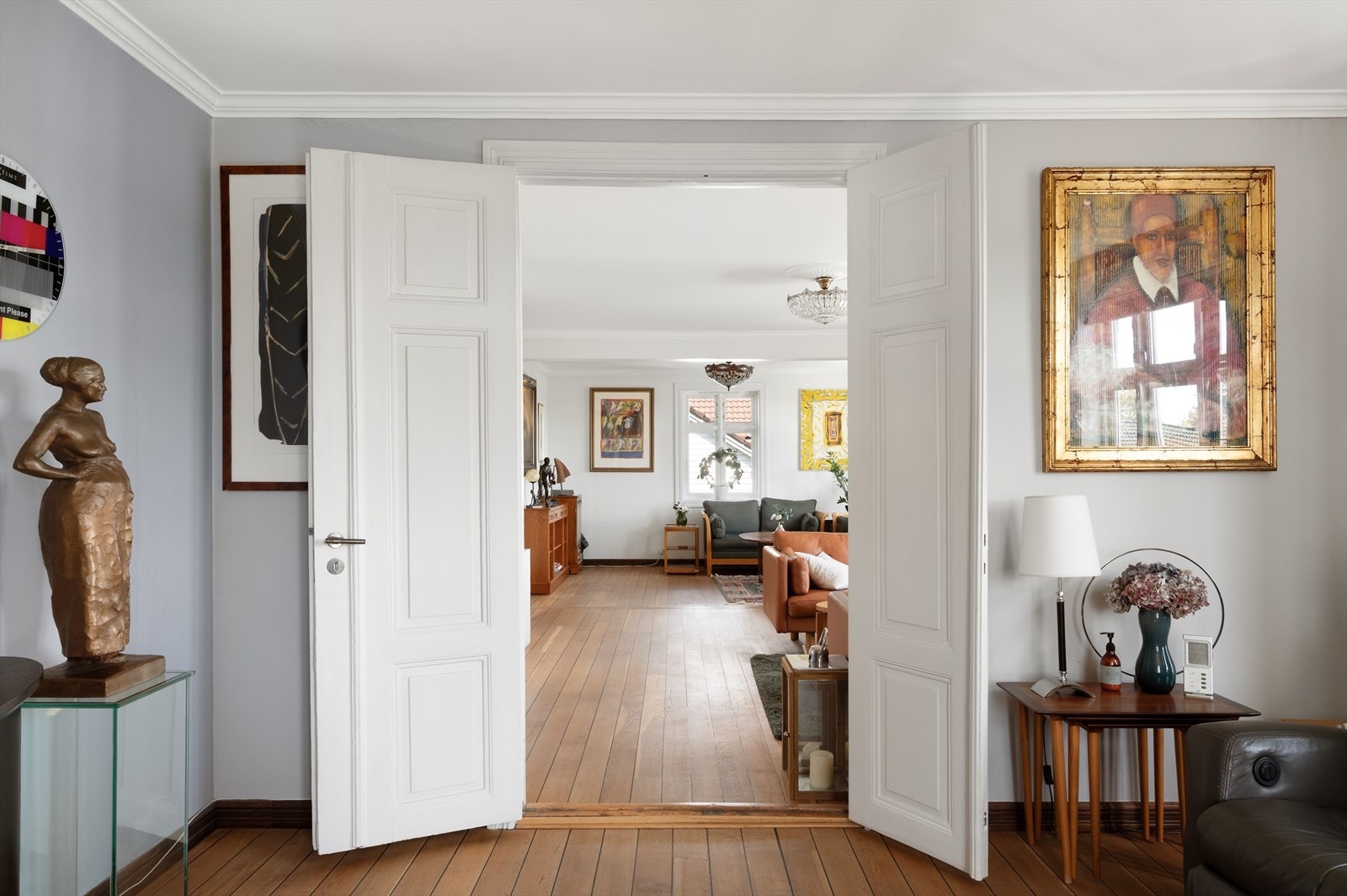 Originale, malte tredører forbinder rommene i første etasje. Galleribilde