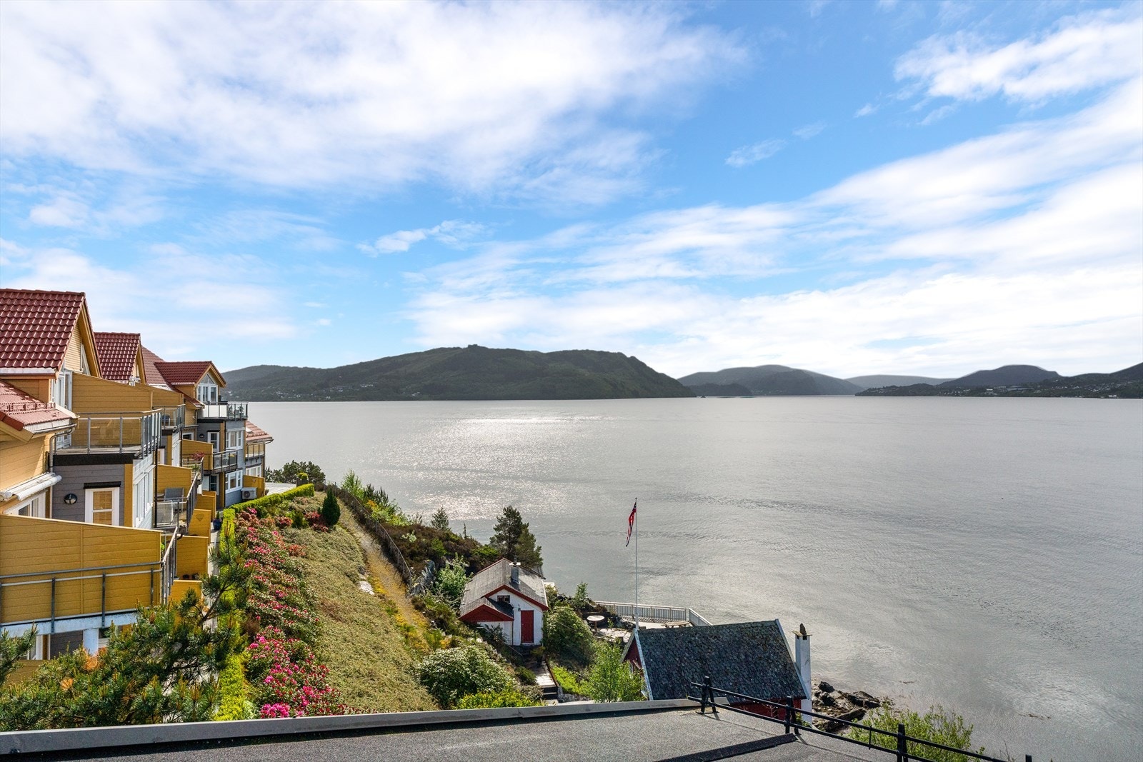 Beliggenheten gir nærhet til både sjø og natur. Galleribilde