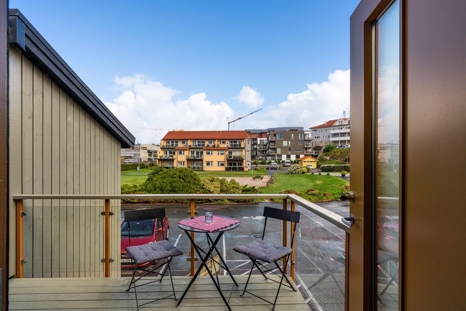Ved inngangspartiet er det en egen uteplass med plass til sittegruppe. Galleribilde