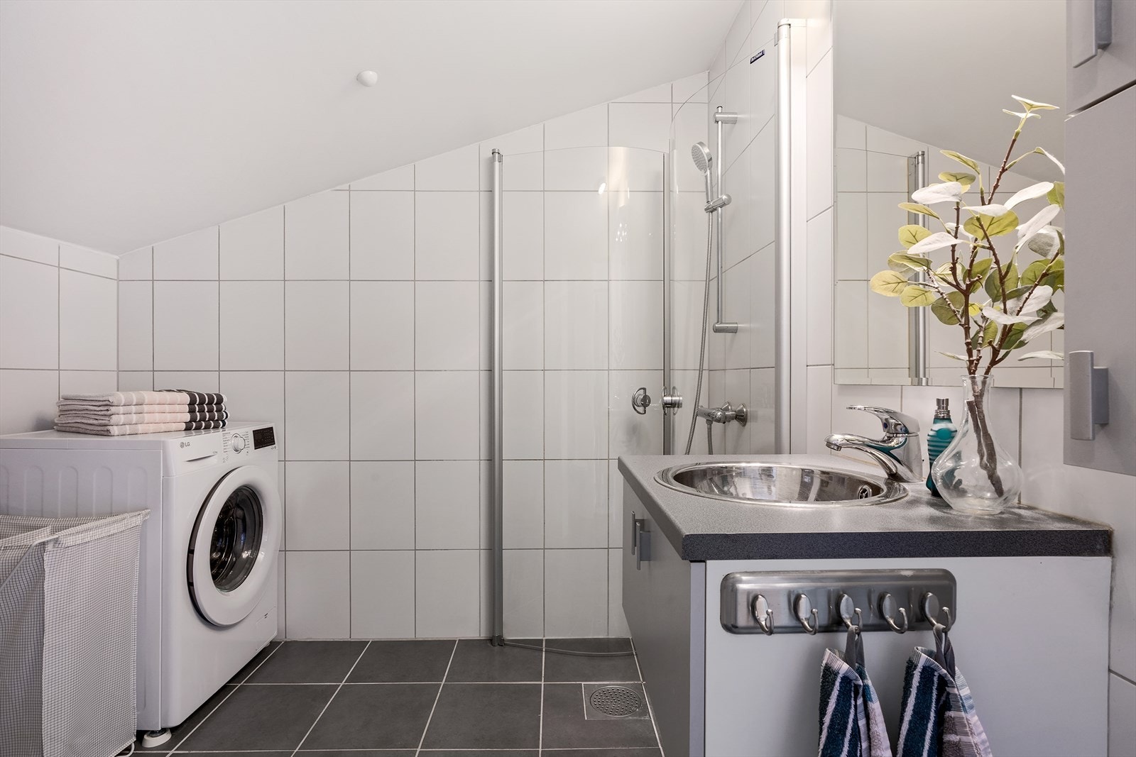 Det er opplegg for vaskemaskin på badet. Galleribilde