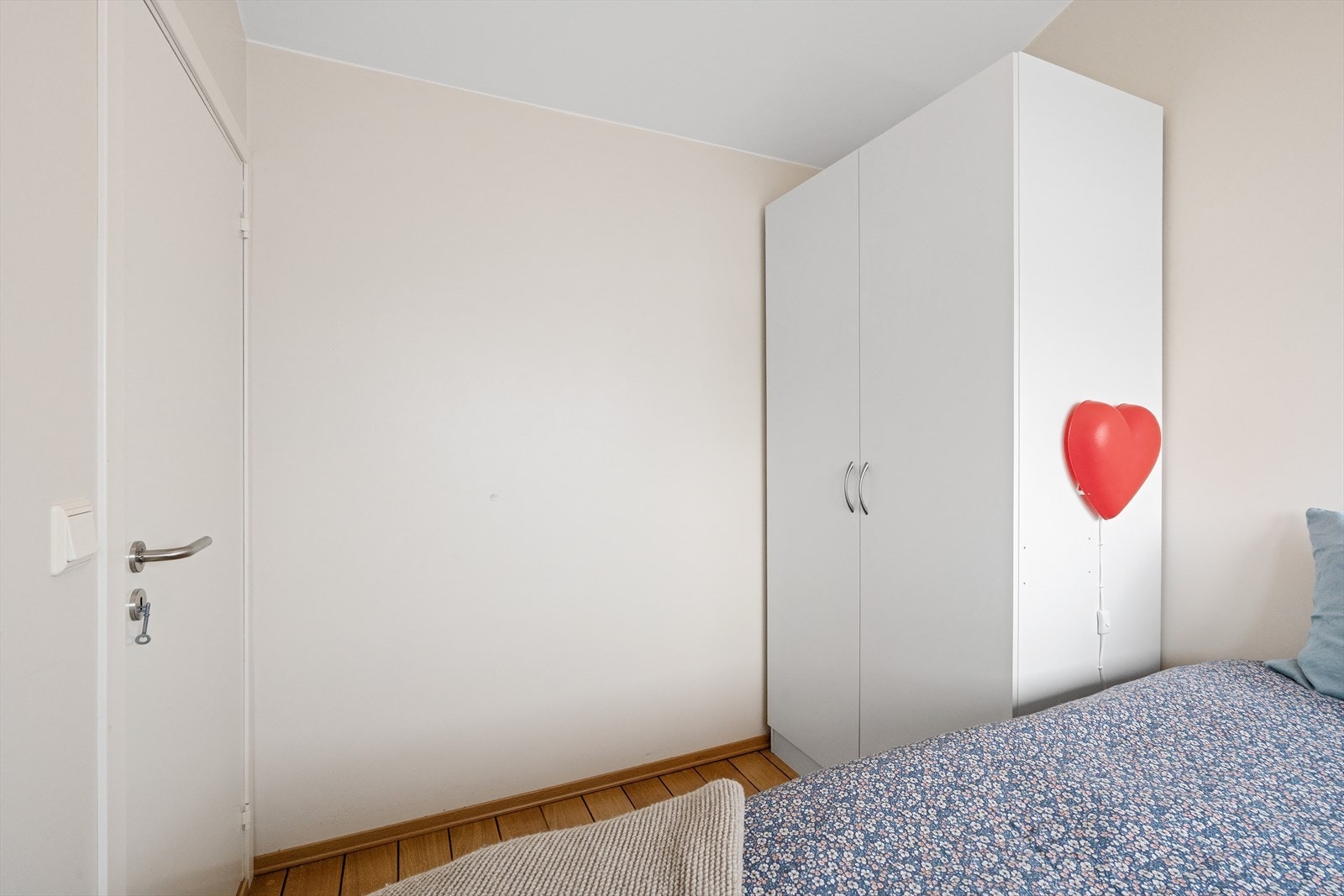 Rommet har parkett på gulvet og malte gipsvegger. Galleribilde