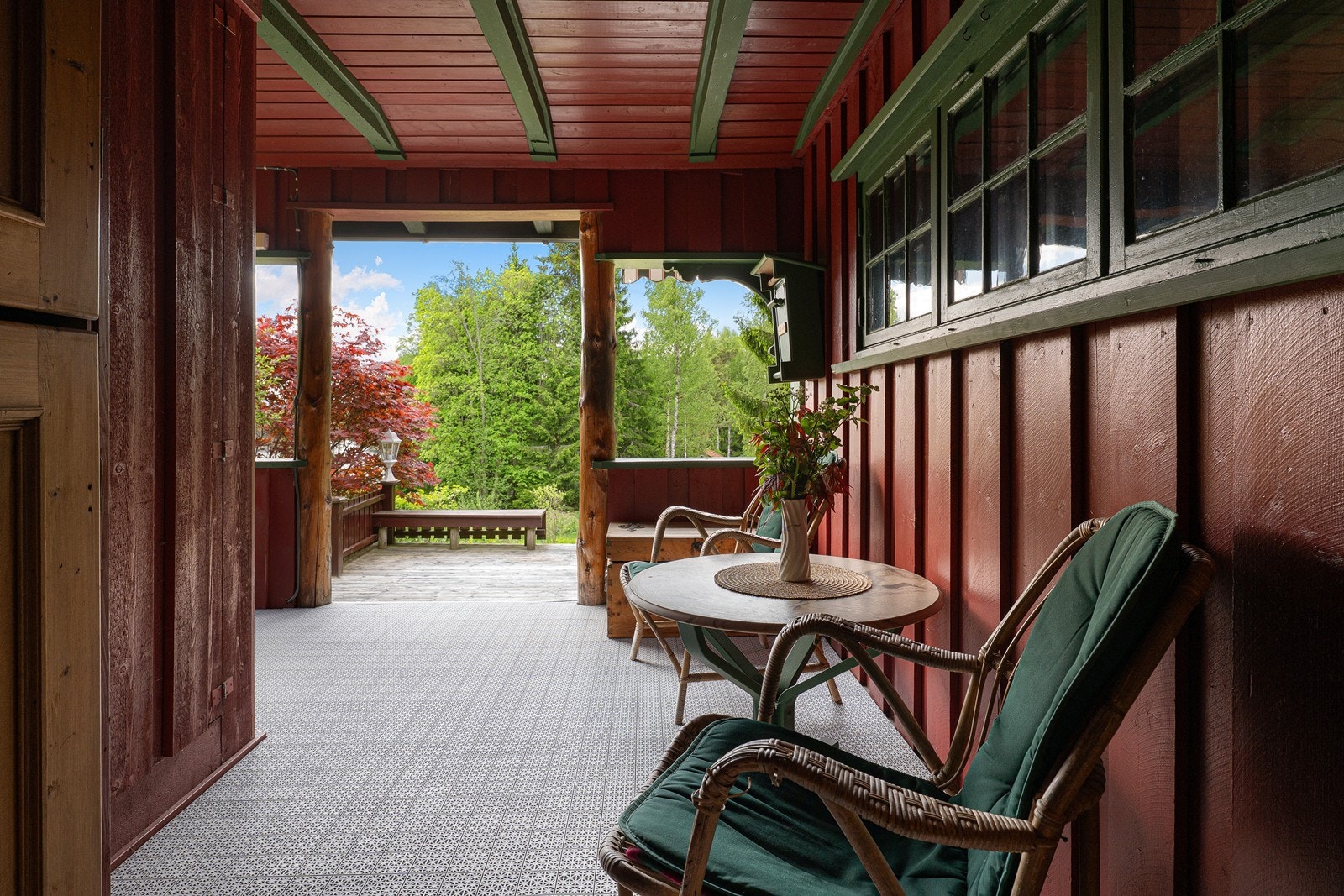 Inngangspartiet ligger i forbindelse med terrassen og er praktisk overbygd. Galleribilde