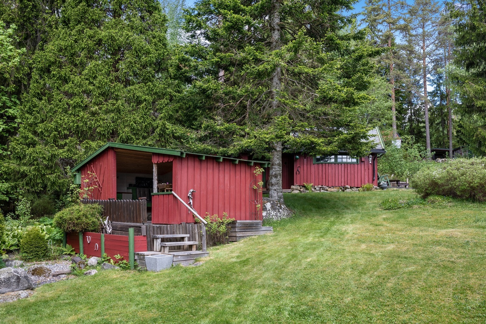Rundt om på eiendommen er det flere uteplasser - også i forbindelse med utebodene. Galleribilde