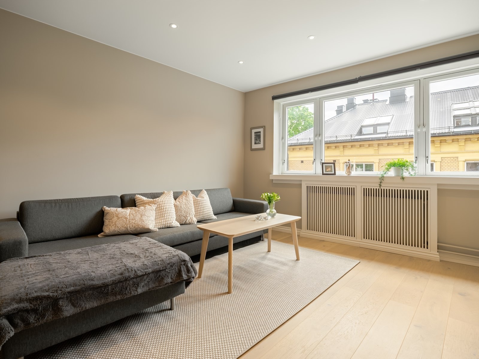 God plass til sittegruppe og sofabord gir romslige oppholdsmuligheter. Galleribilde
