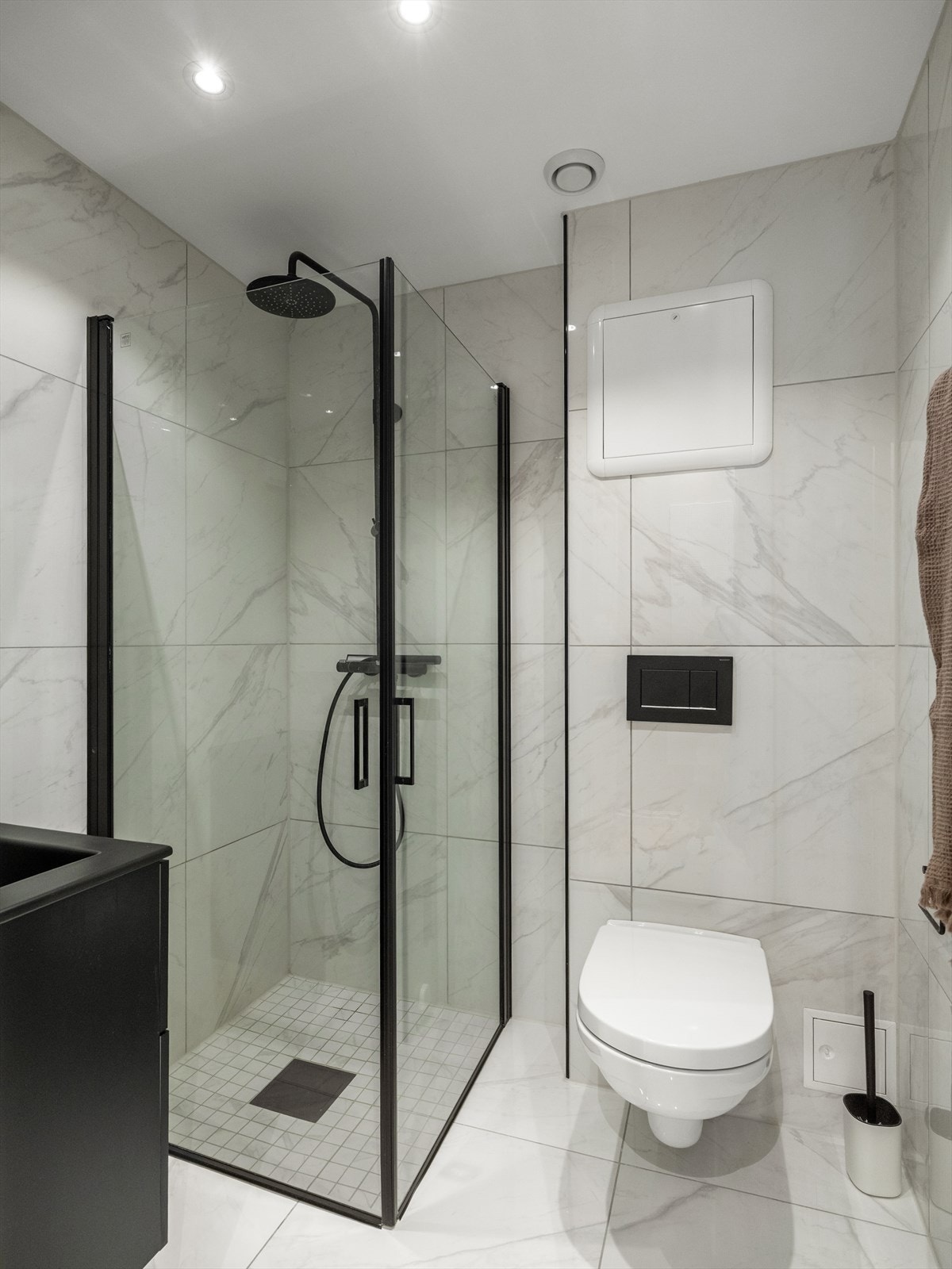Badet fremstår som funksjonelt og tidløst, med flislagt utførelse på både gulv og vegger som gir et rent uttrykk. Galleribilde
