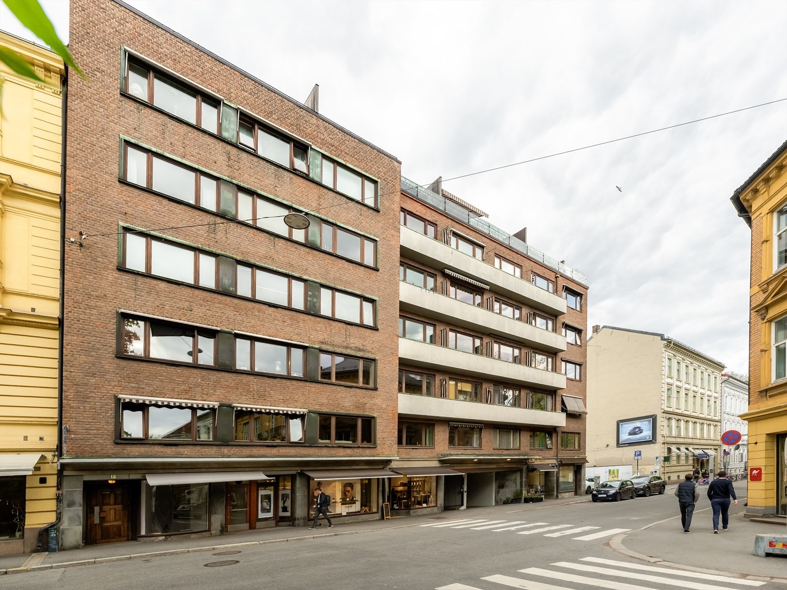 Bygården fra 1938 ligger sentralt plassert i Uranienborgveien rett bak Slottet. Galleribilde