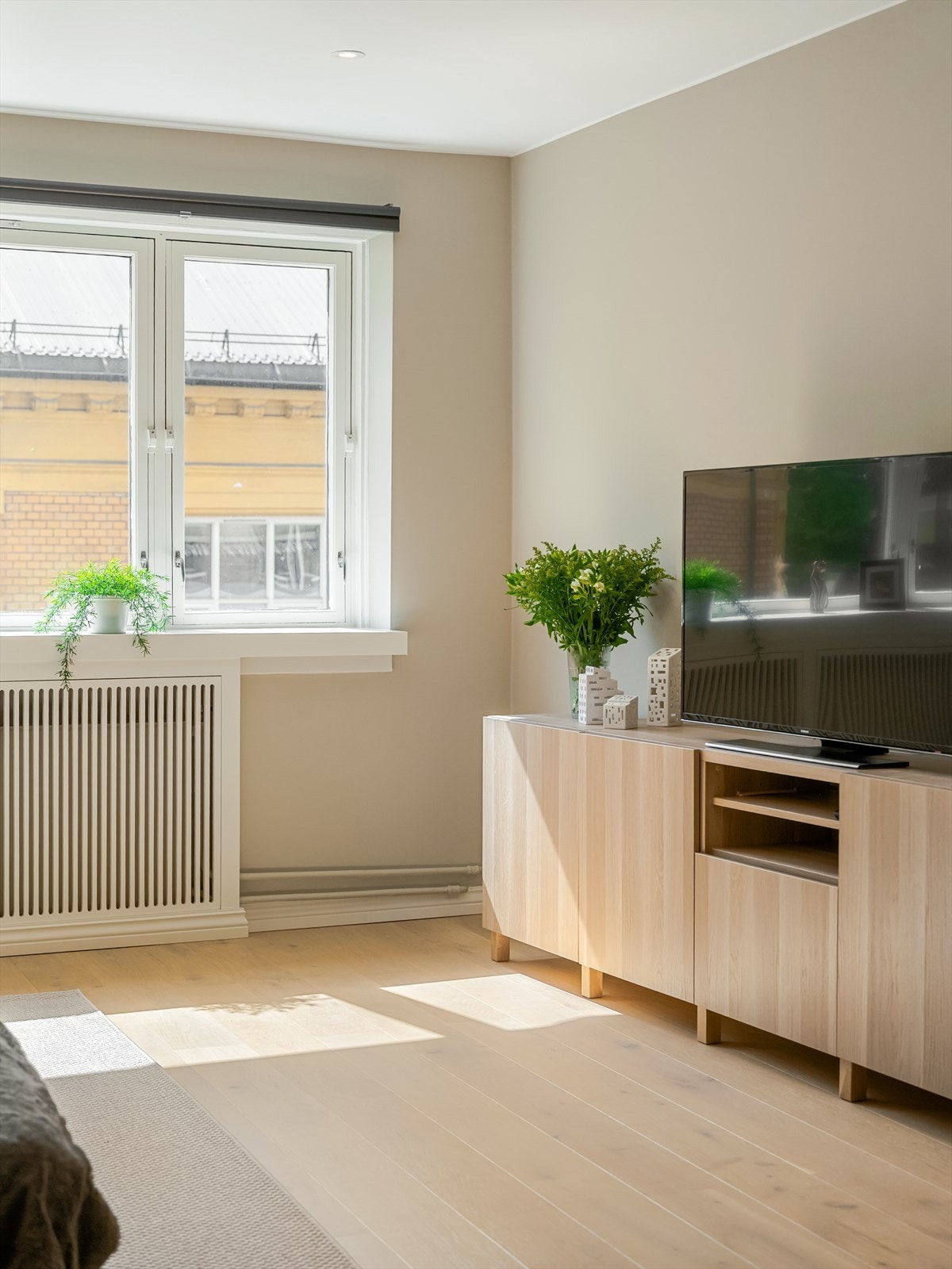 Lekkert en-stavs parkettgulv går igjen i hele leiligheten. Galleribilde