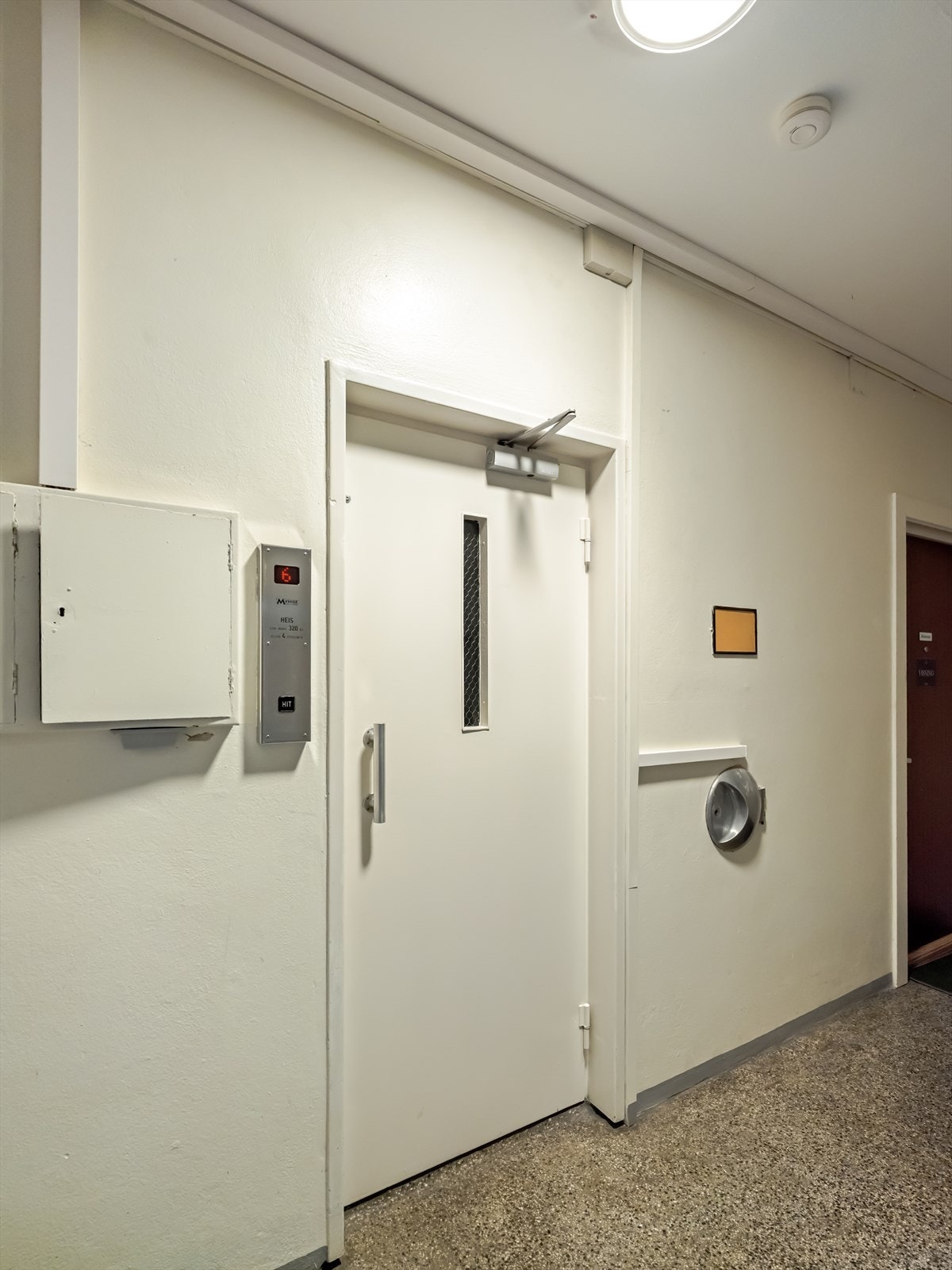 Felles inngangsparti med heis gir enkel tilgang til boligen. Galleribilde