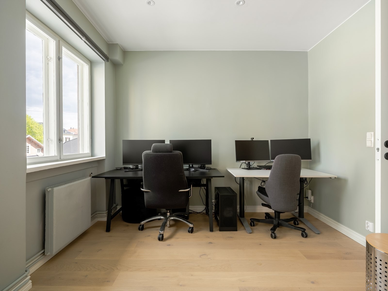 Svært romslig soverom med gode møbleringsmuligheter og plass til både seng, garderobe og eventuell kontorplass. Galleribilde
