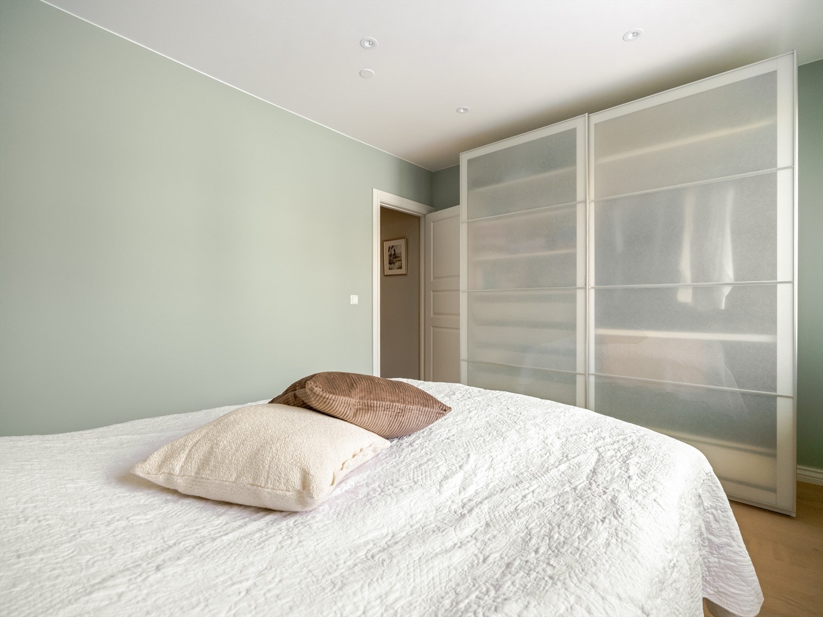 God plass til stor skyvedørsgarderobe. Galleribilde