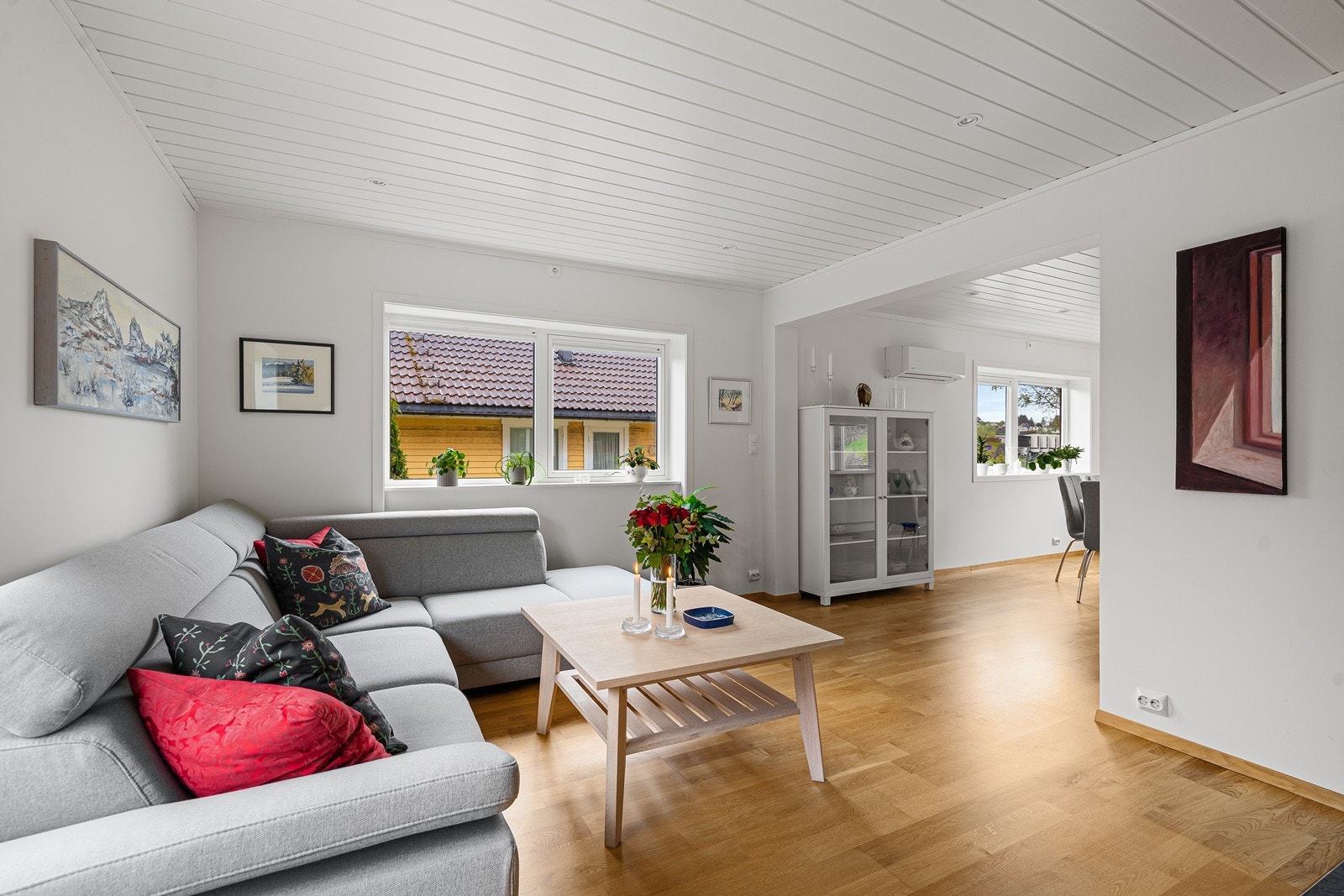 Stuen fremstår som romslig og innbydende med store vindusflater som slipper inn rikelig med dagslys. Galleribilde