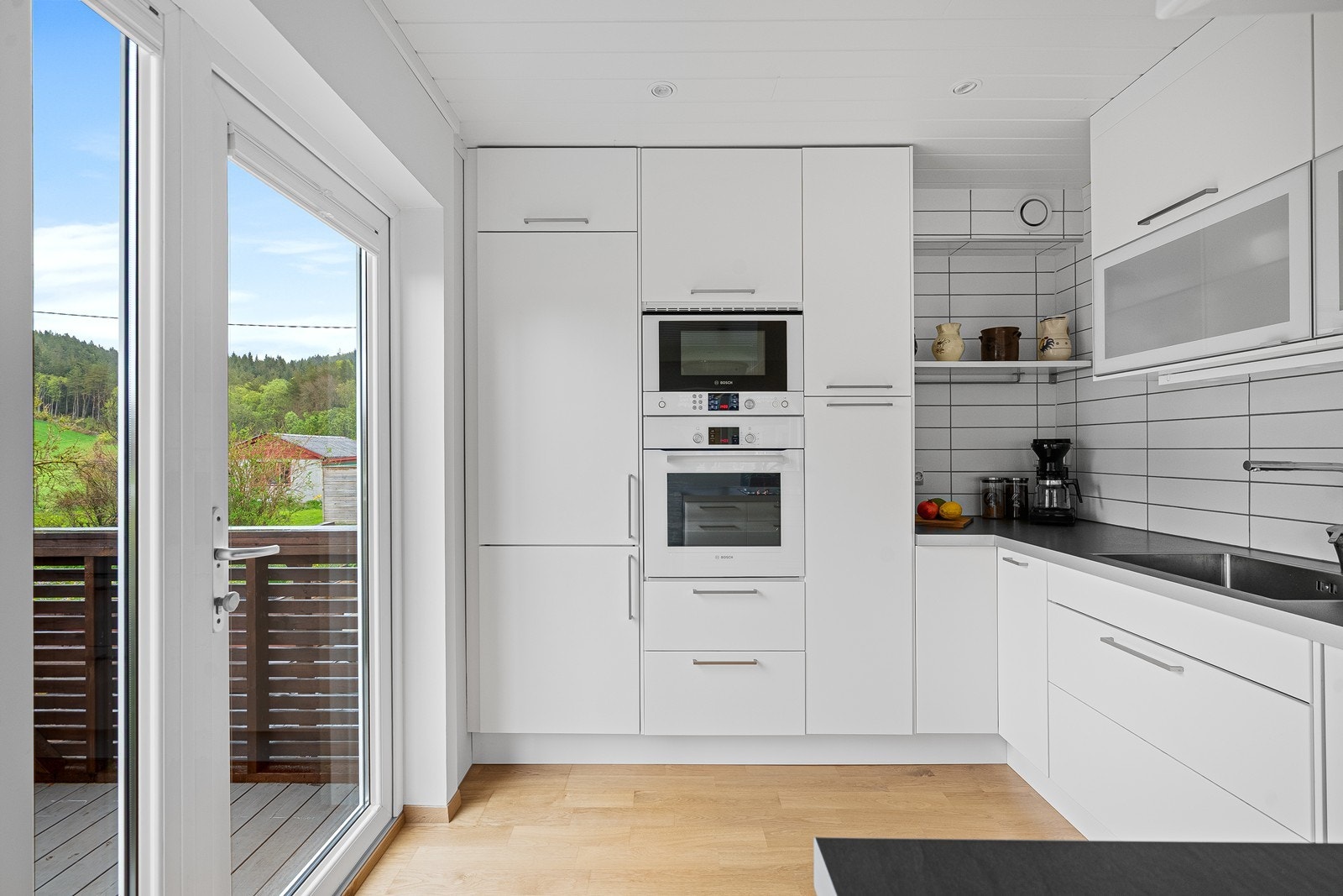 Løsningen er både praktisk og sosial, og det er direkte utgang til uteplass - ideelt på sommerdager. Galleribilde