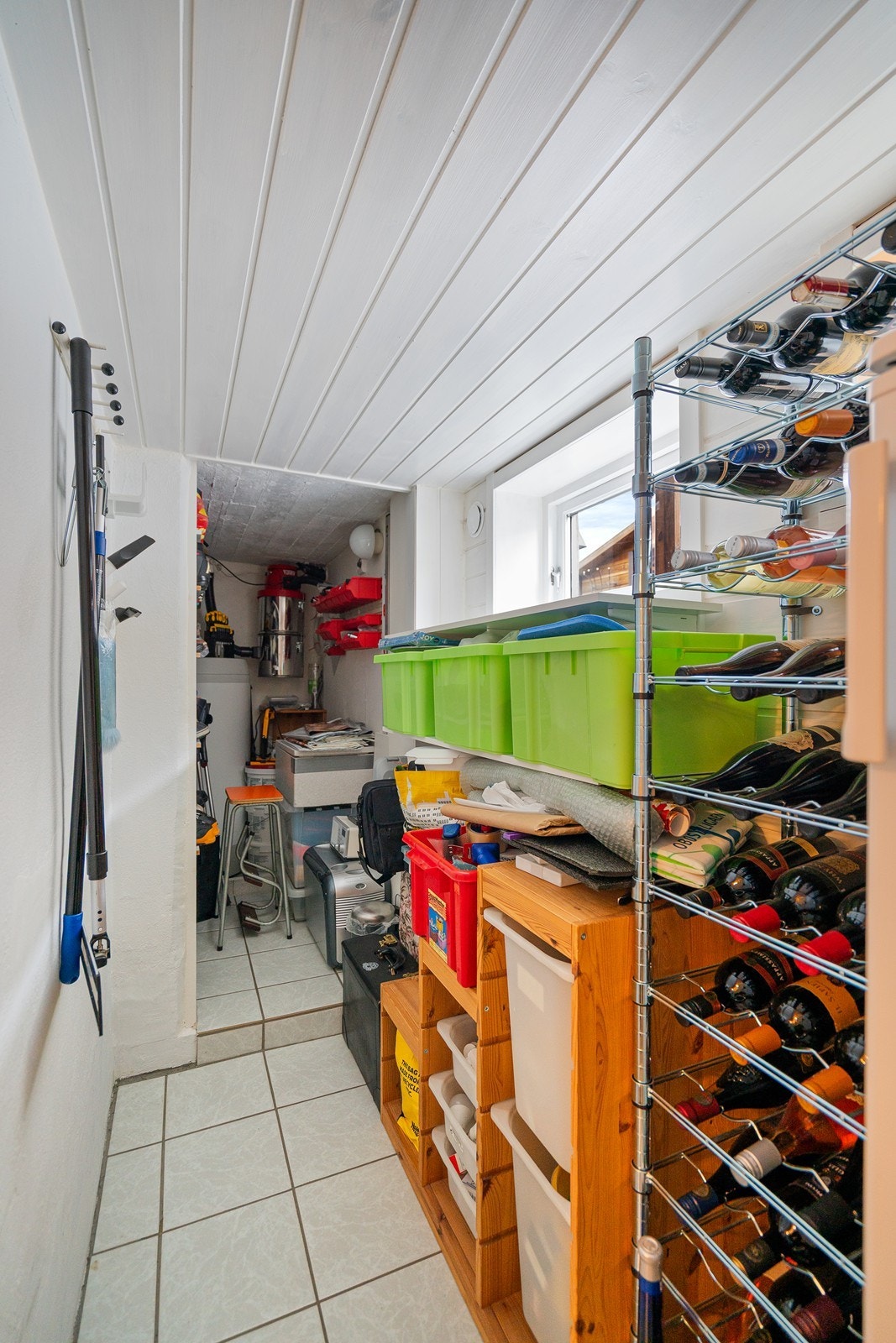 Bod i kjeller som gir rikelig med plass til lagring av utstyr, sesongartikler og verktøy. Galleribilde