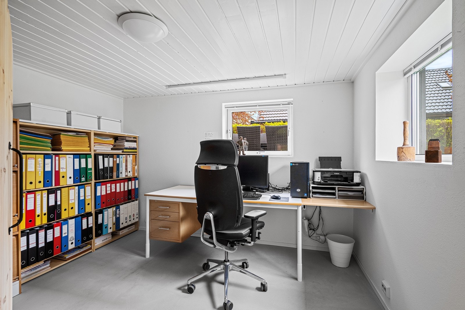 I underetasjen finner du et lyst og praktisk kontor med vinduer som gir godt dagslys. Galleribilde