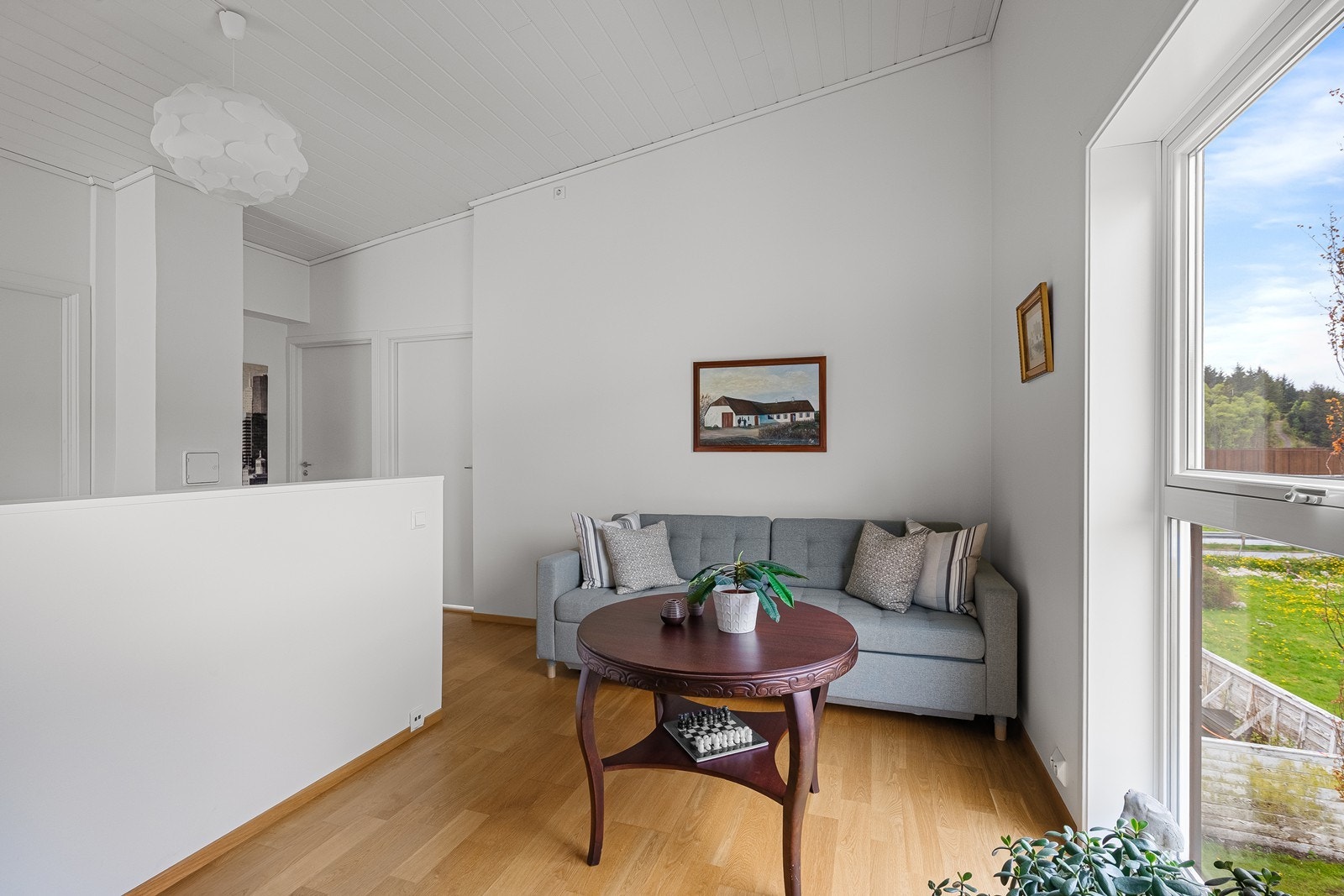 Romslig loftsstue med store vindusflater som gir rikelig med naturlig lys. Galleribilde
