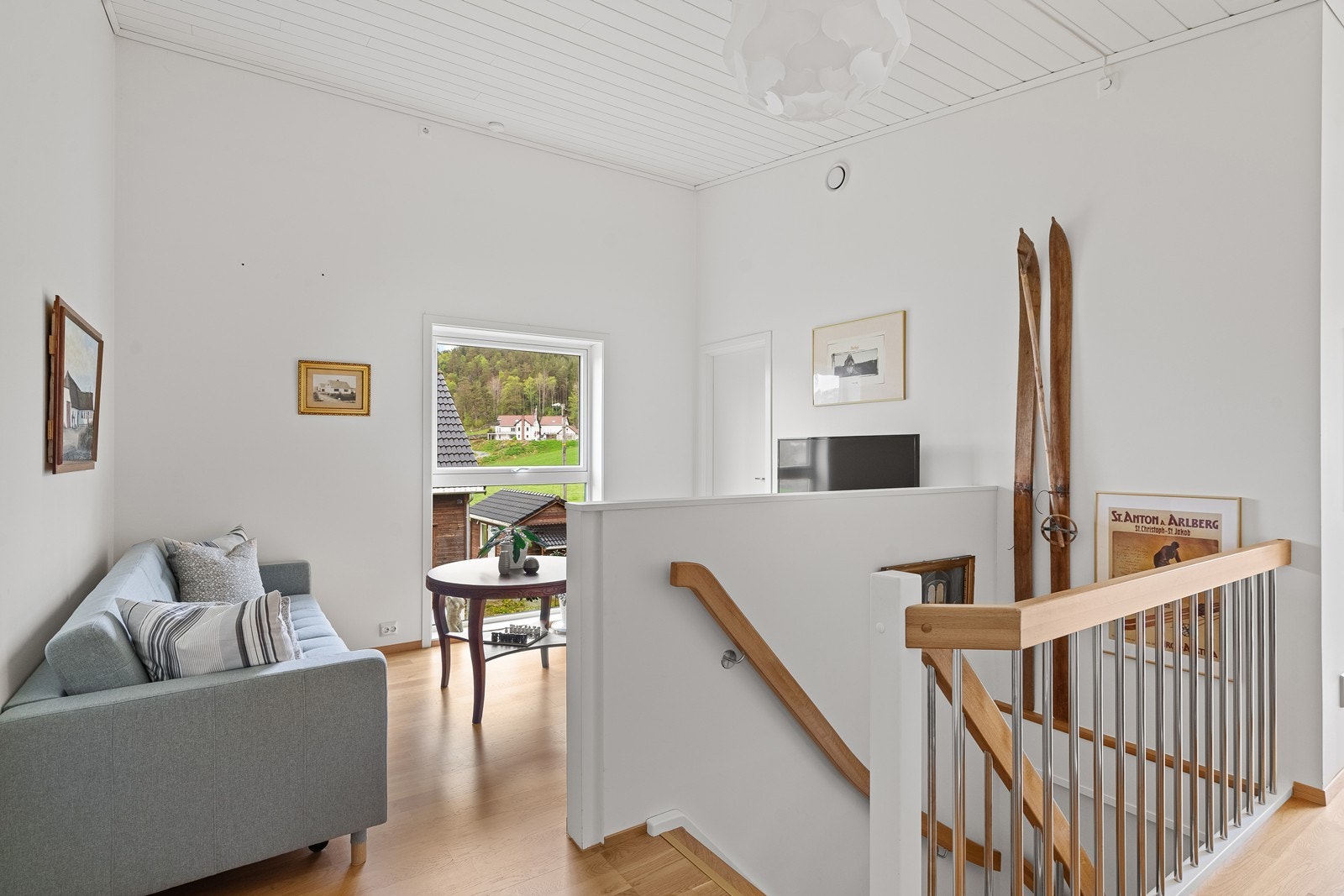 Lyst og trivelig oppholdsrom i 2. etasje, velegnet som TV-stue eller lekerom. Galleribilde