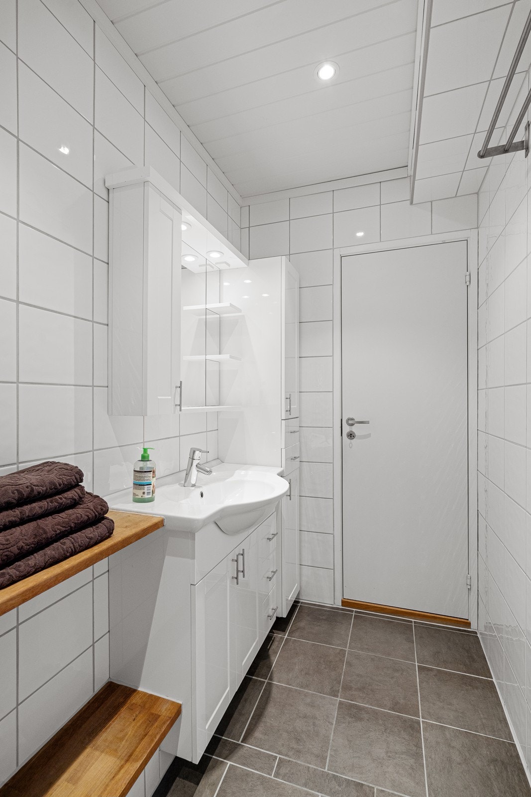 Badet fremstår lyst og funksjonelt med tidsriktige materialvalg. Galleribilde