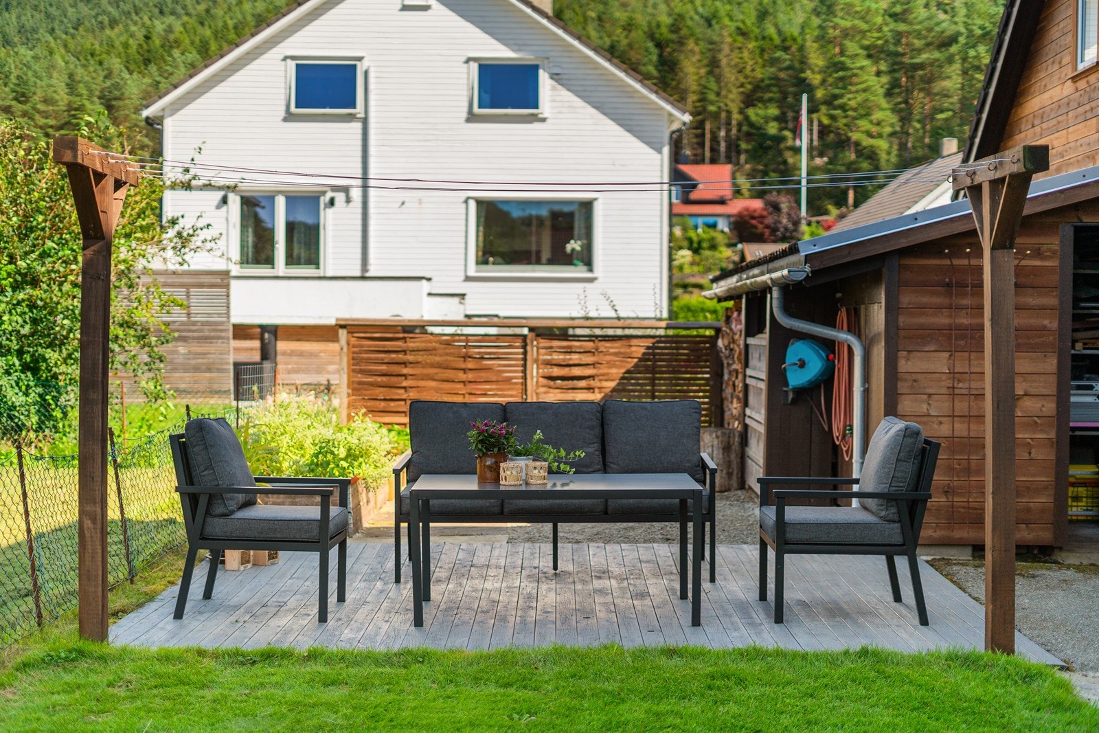 Terrasse på bakkeplan med enkel adkomst fra hage og gode solforhold. Galleribilde