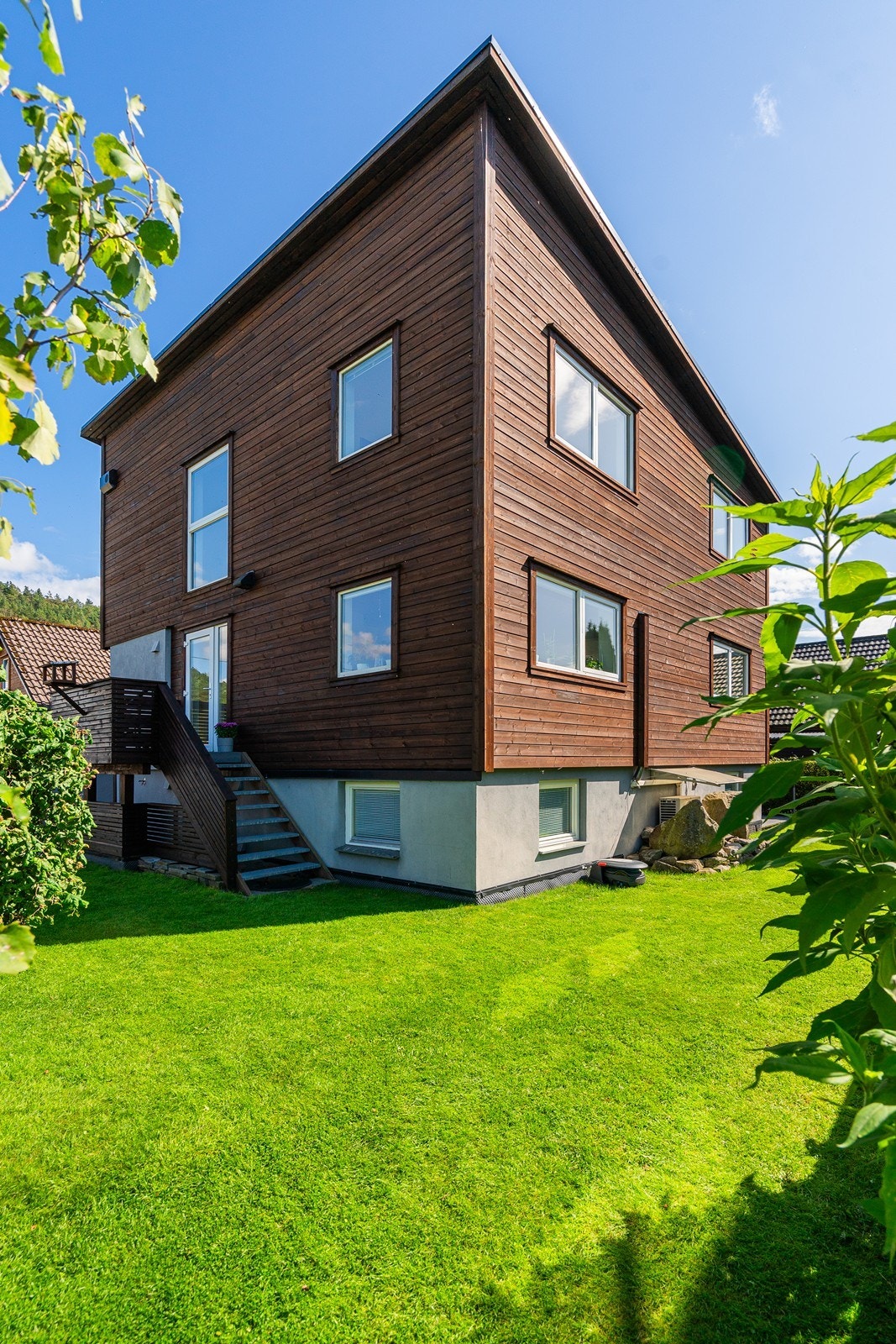 Eiendommen ligger i et rolig og etablert boligområde med god avstand til naboer, samtidig som daglige servicetilbud og kommunikasjon er lett tilgjengelig. Galleribilde