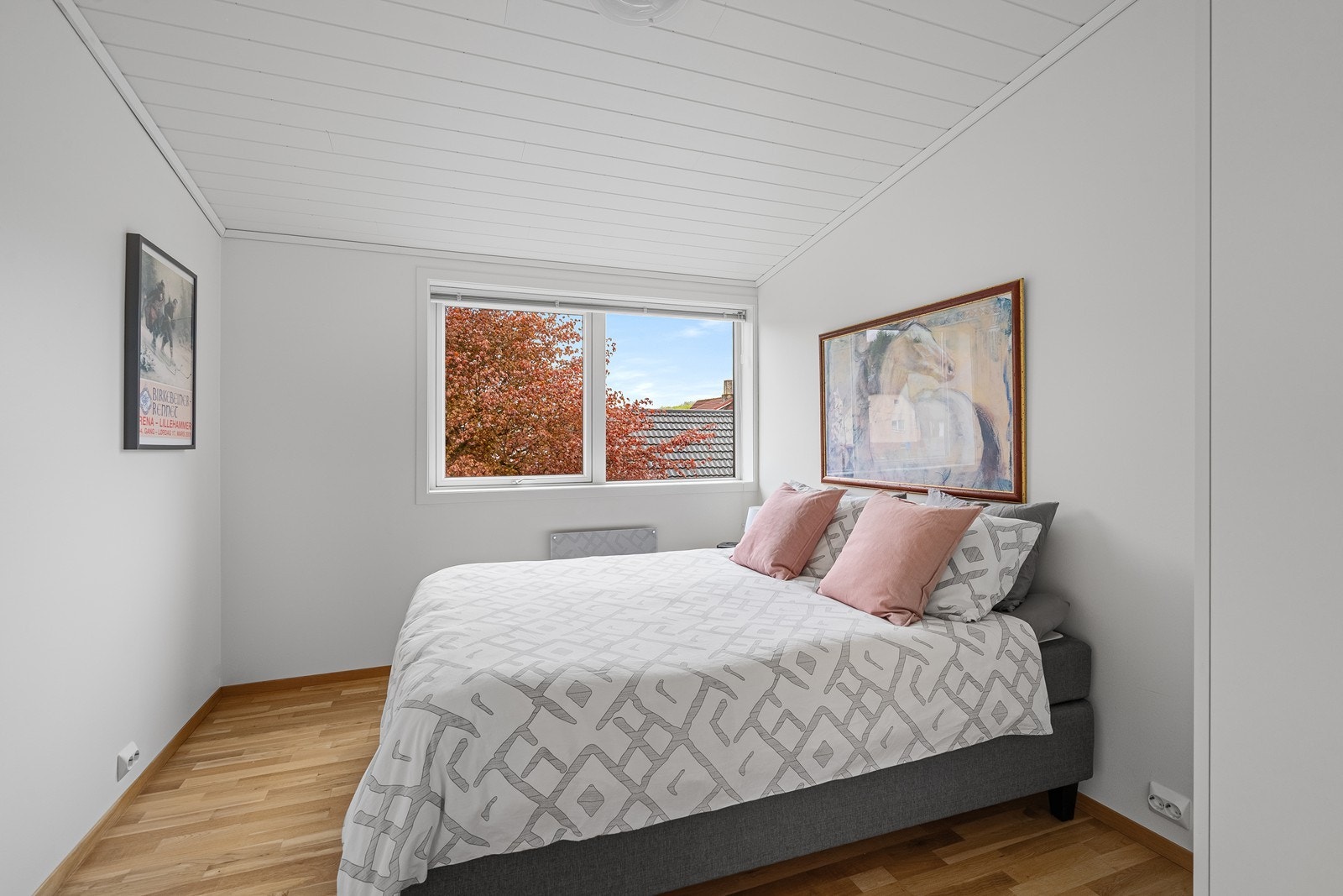 Hovedsoverom av god størrelse med plass til dobbeltseng og garderobe. Galleribilde