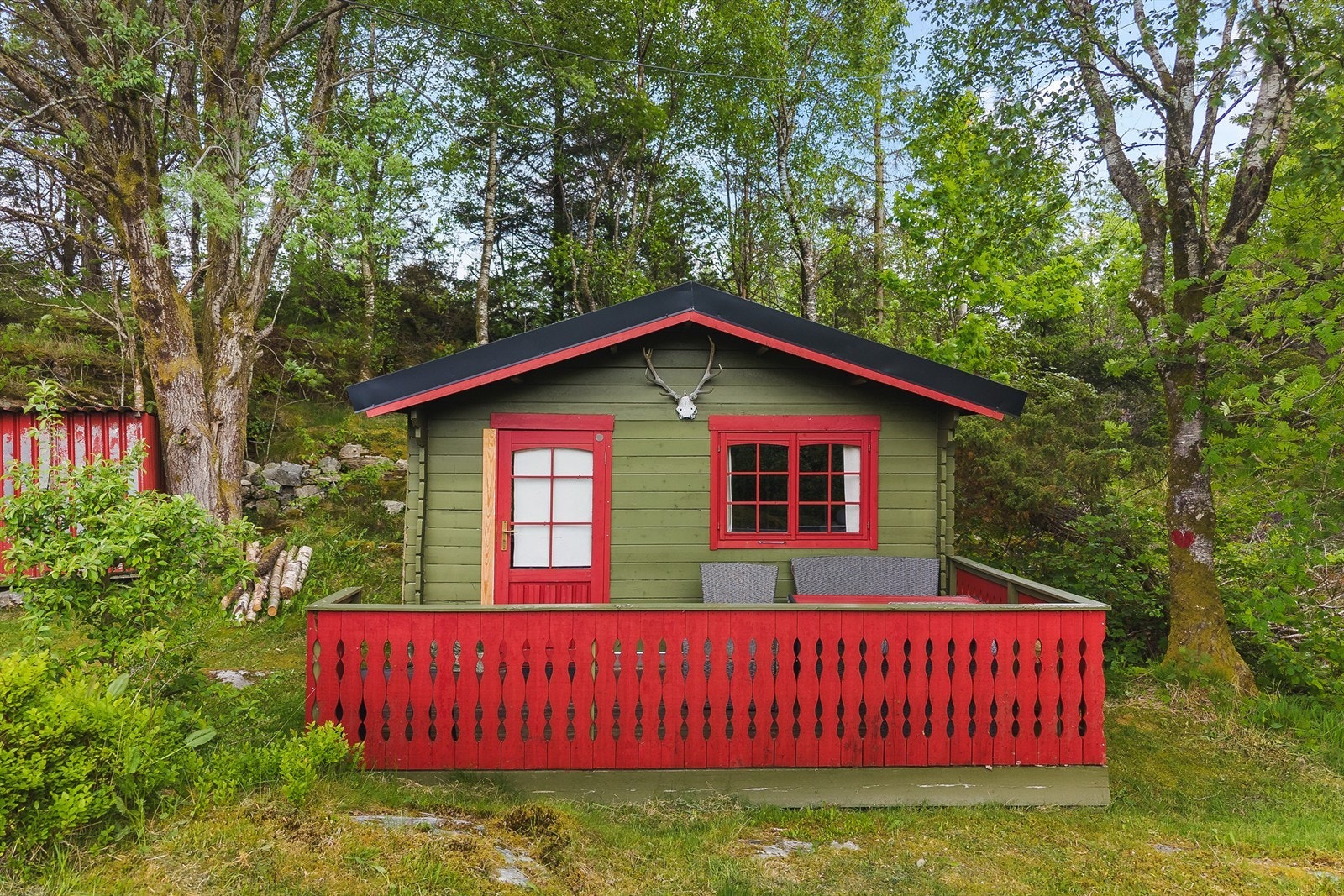 På tomten står et frittstående anneks med egen terrasse, samt boder for oppbevaring. Galleribilde