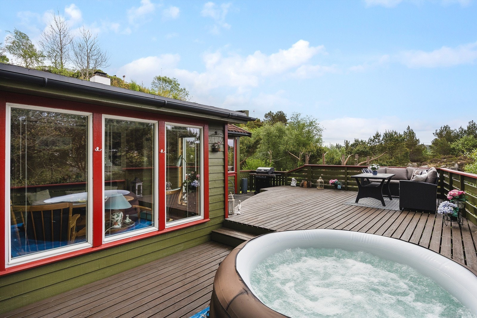 Her er det god plass til både utemøbler, jacuzzi og grill. Galleribilde