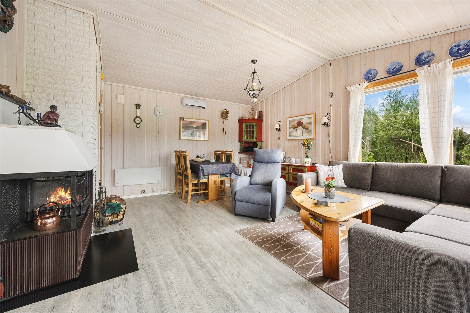 En åpen peis gir varme og hygge på kjølige kvelder. Galleribilde