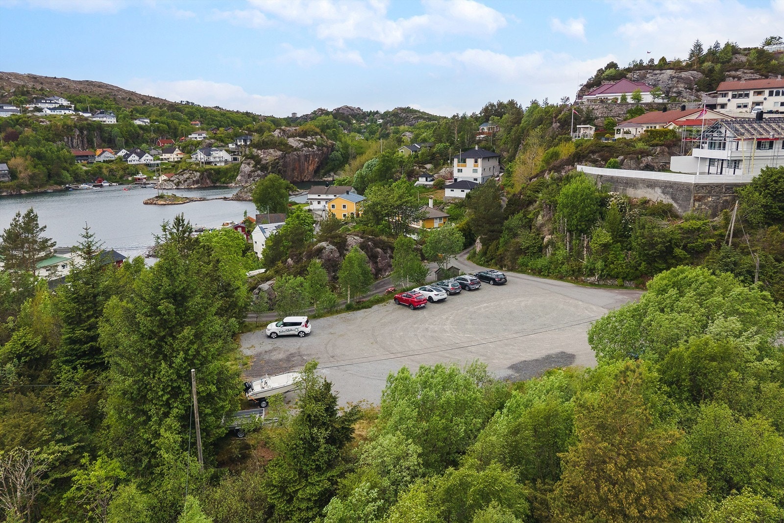 Fra den felles parkeringsplassen er det få minutters gange via sti til hytten. Galleribilde