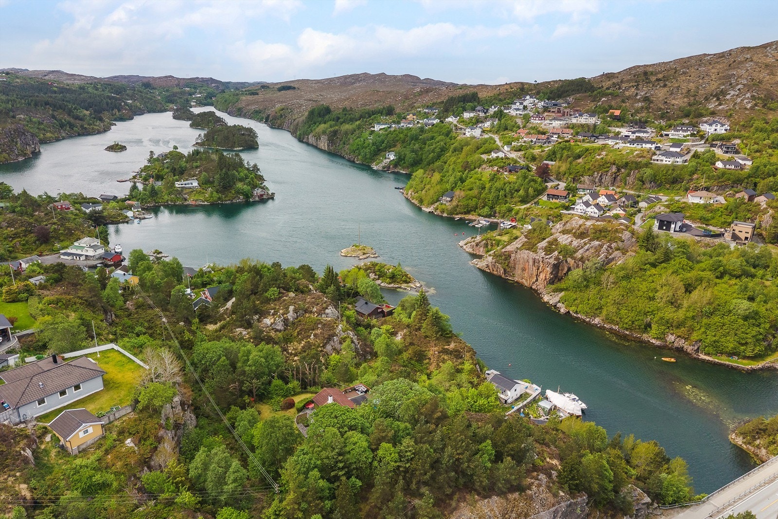 Fra hytten er det flott utsikt til deler av Krabbapollen. Dette er et dronebilde som viser hele pollen. Galleribilde