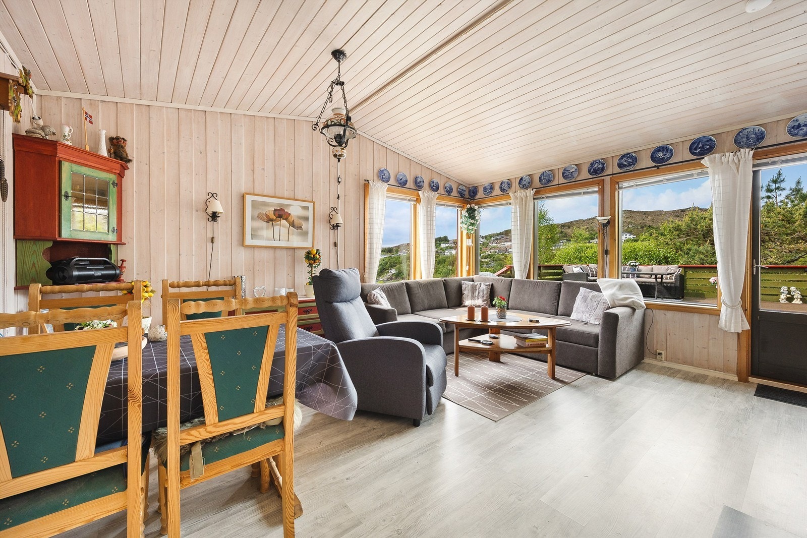Stuen har plass til både sofagruppe og spisebord. Galleribilde