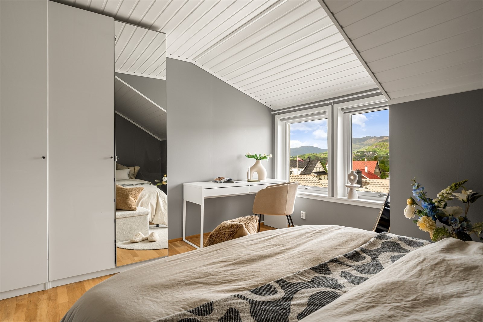 Godt med plass i garderobeskap m/speil. Galleribilde