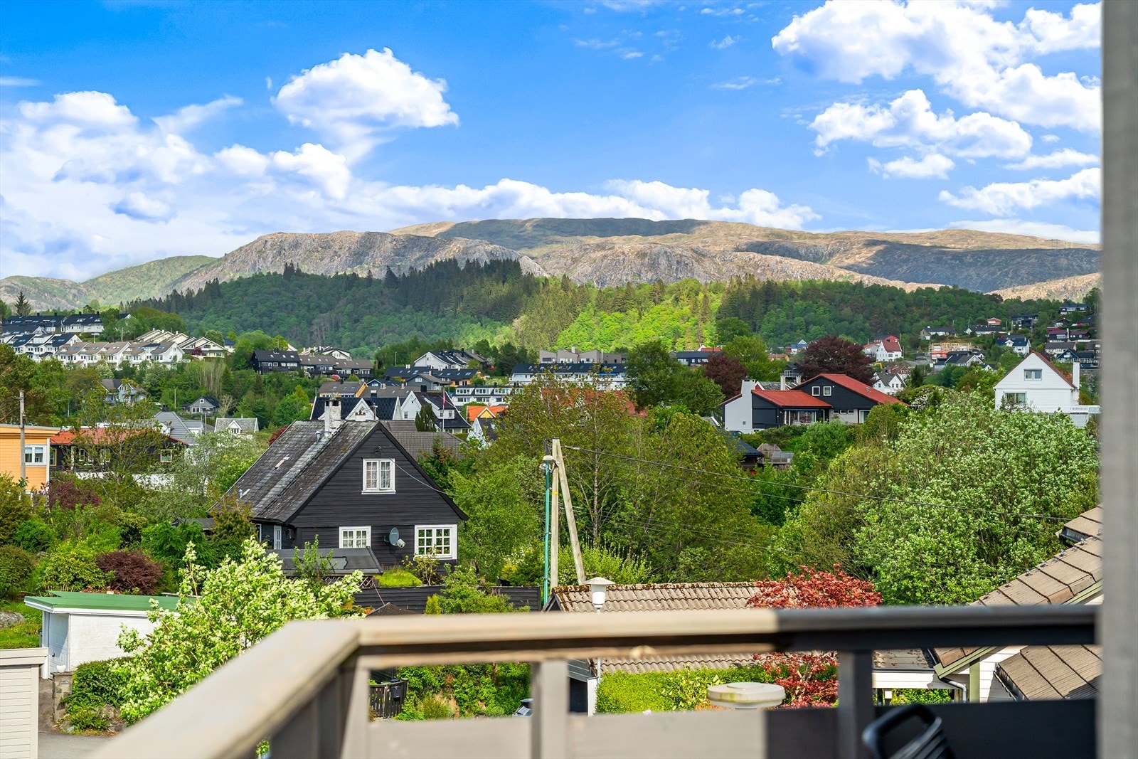 Fantastisk utsikt over byfjellene og Bergensdalen. Galleribilde