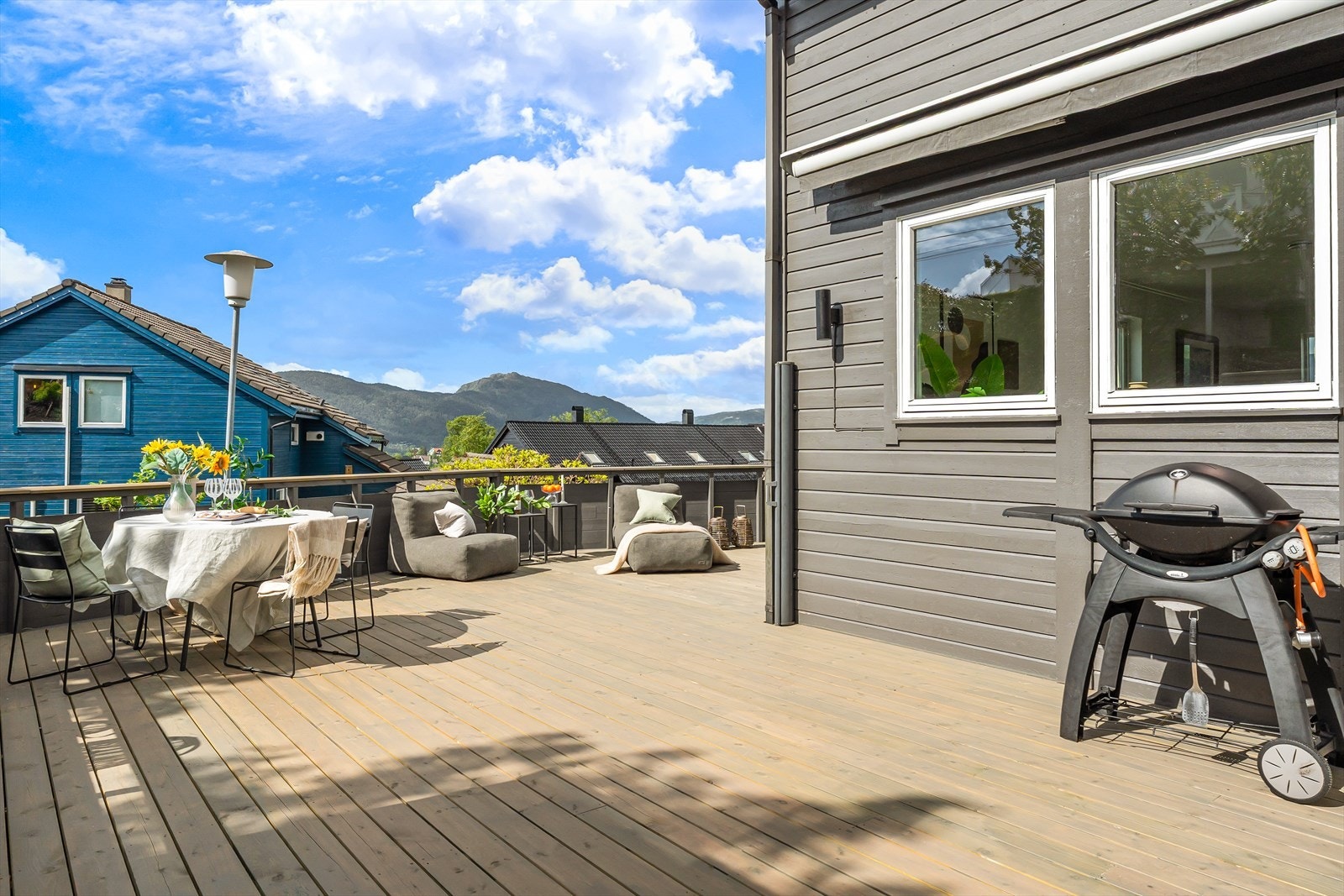 Den romslige uteplassen gir god plass til flere sosiale soner - perfekt for hyggelige grillkvelder med familie og venner. Galleribilde