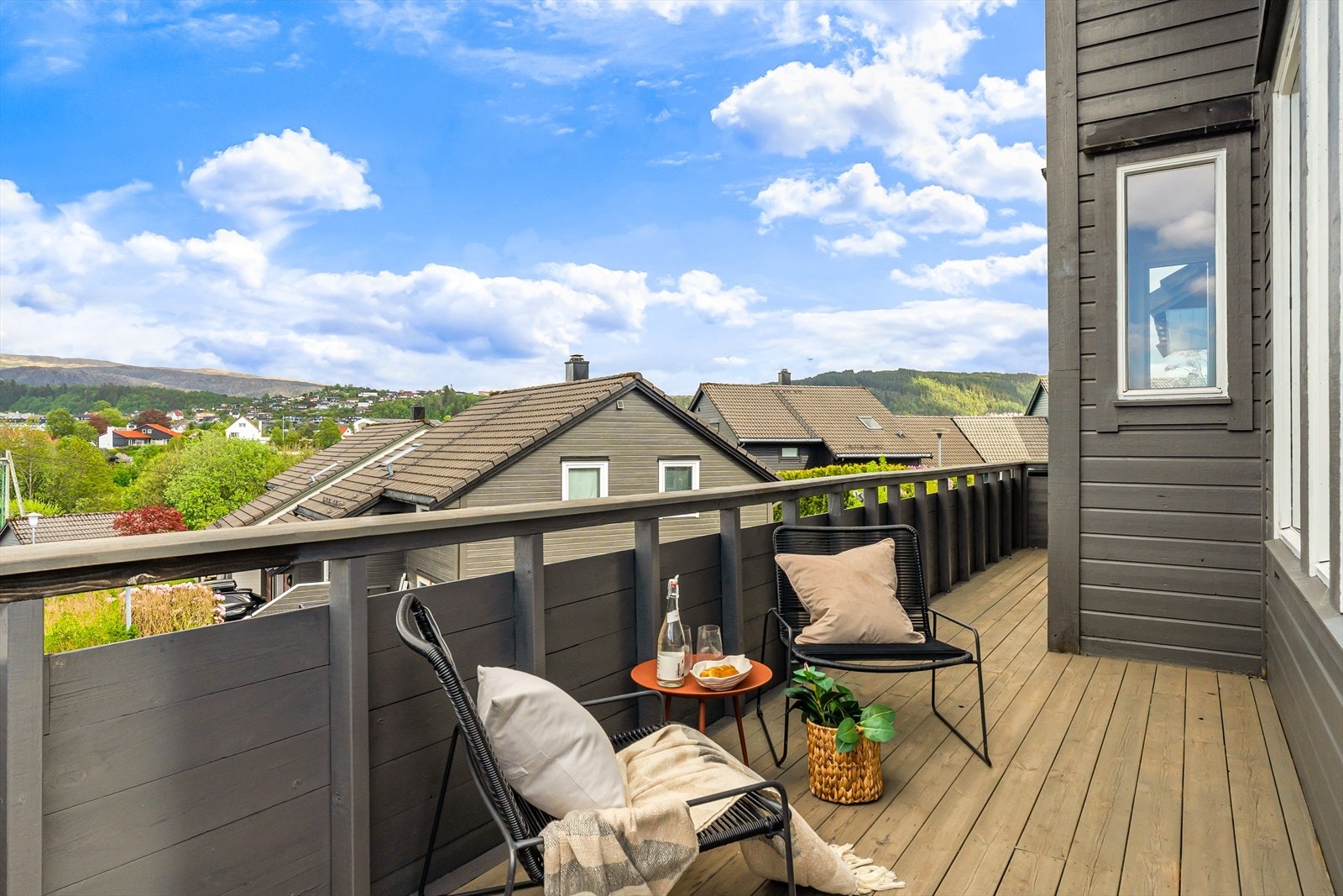Terrassen strekker seg rundt store deler av huset, den perfekte plassen for morgenkaffen. Galleribilde