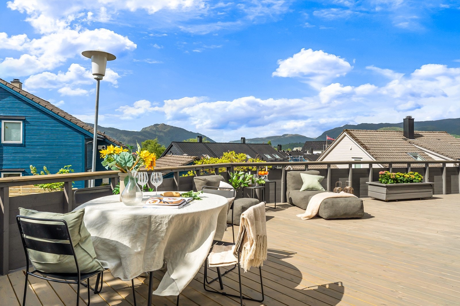 Fra den sørvestvendte verandaen kan du nyte gode solforhold og lange sommerdager. Galleribilde