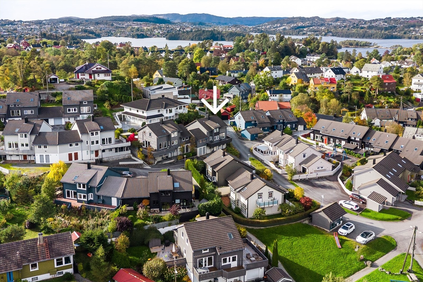Flere fellesområder i huseierlaget. Plenen blir brukt til lek om sommeren og er populær akebakke om vinteren. Galleribilde
