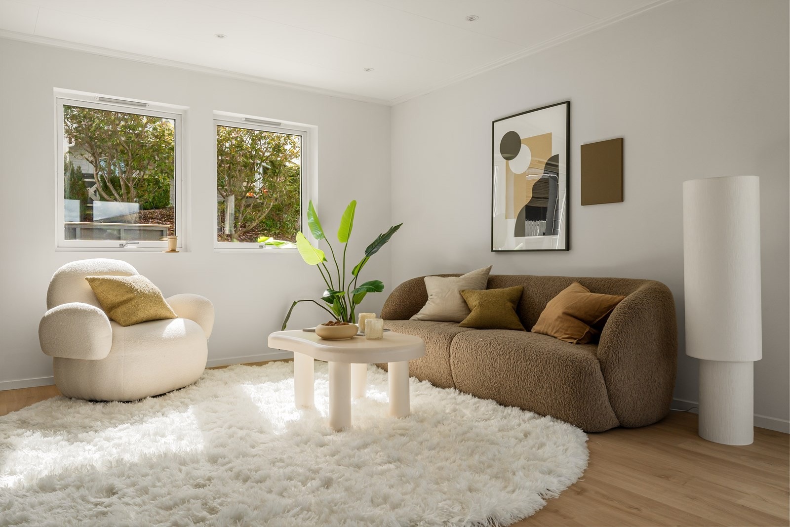 Stuen er lys og romslig med lyse overflater og innfellbare downlights som gir en behagelig belysning. Galleribilde