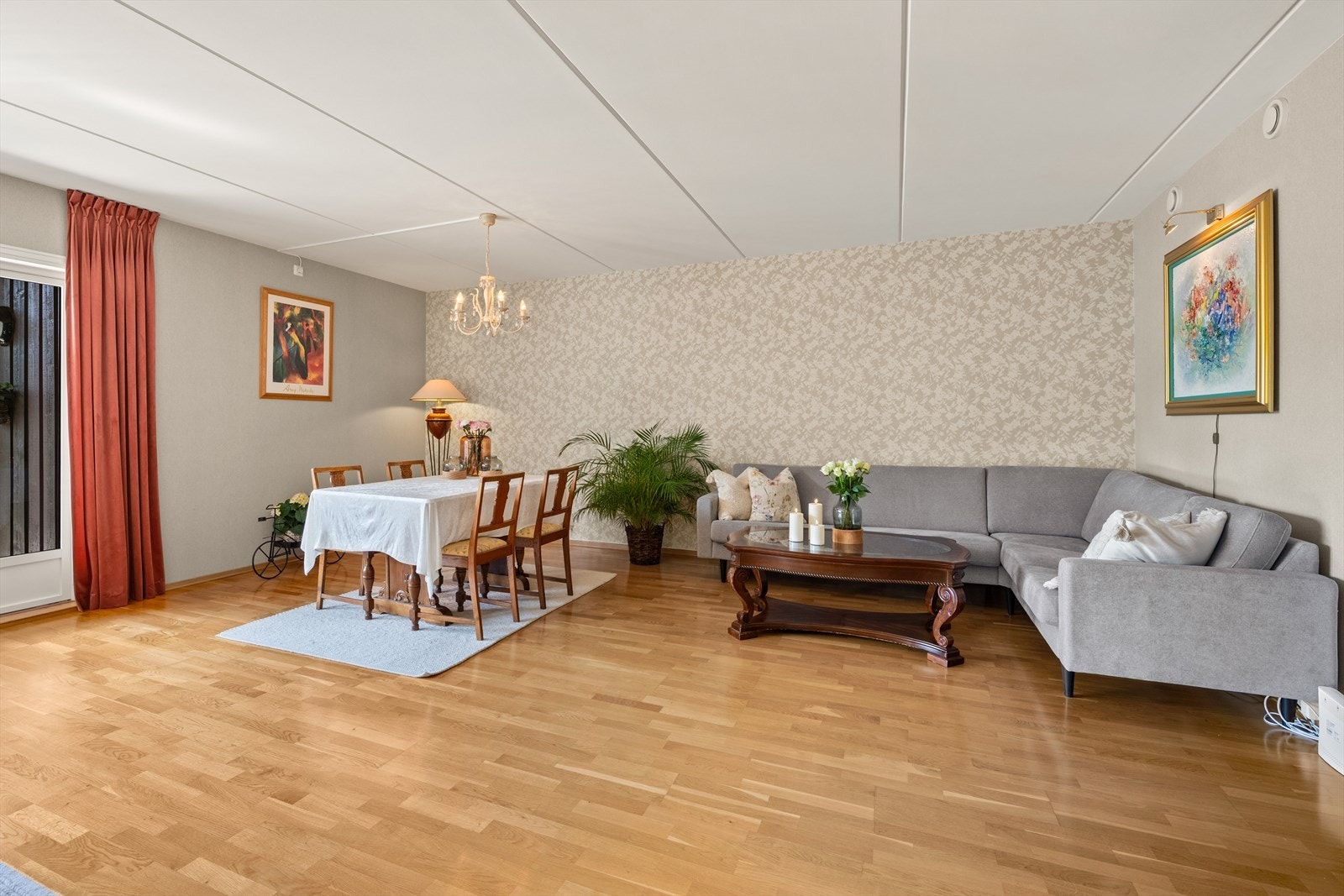 Stuen har god plass til både sofagruppe og spisebord. Galleribilde